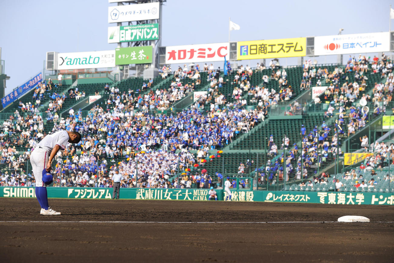 明秀学園日立対仙台育英　三塁の守備位置につく際に、グラウンドに一礼する明秀学園日立・小久保（撮影・野上伸悟）