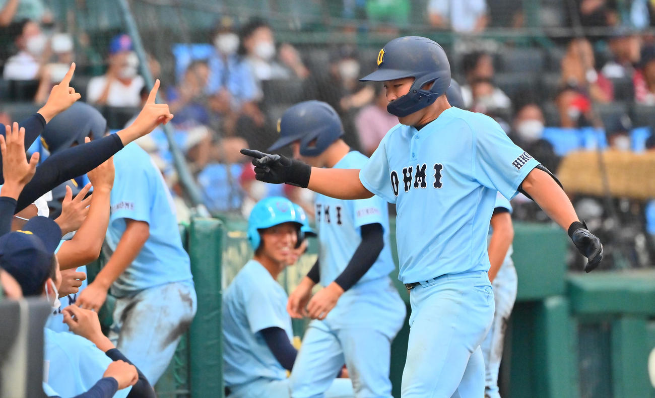7回裏近江2死満塁、左中間に満塁本塁打を放った山田陽翔は笑顔で生還（撮影・和賀正仁）