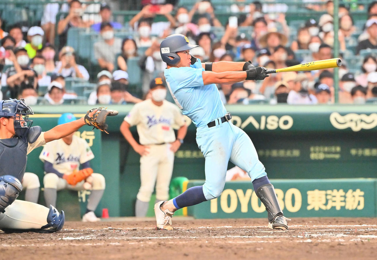 海星対近江　7回裏近江2死満塁、左中間に満塁本塁打を放つ山田（撮影・和賀正仁）