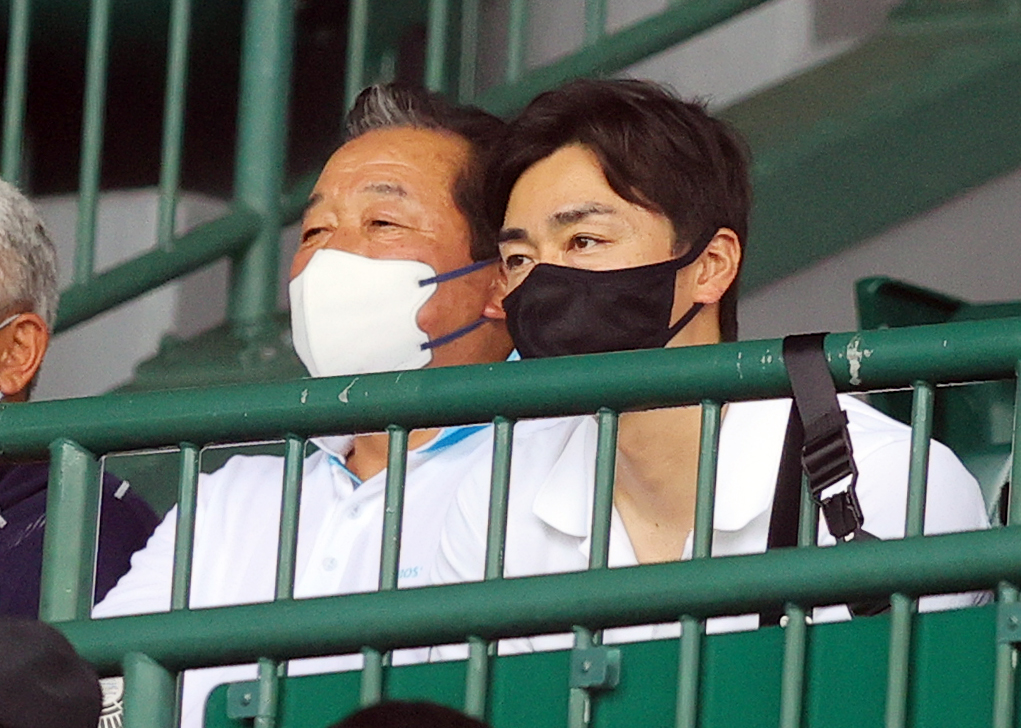 下関国際対浜田　観戦する浜田OBの梨田氏（左）とソフトバンク和田（撮影・野上伸悟）