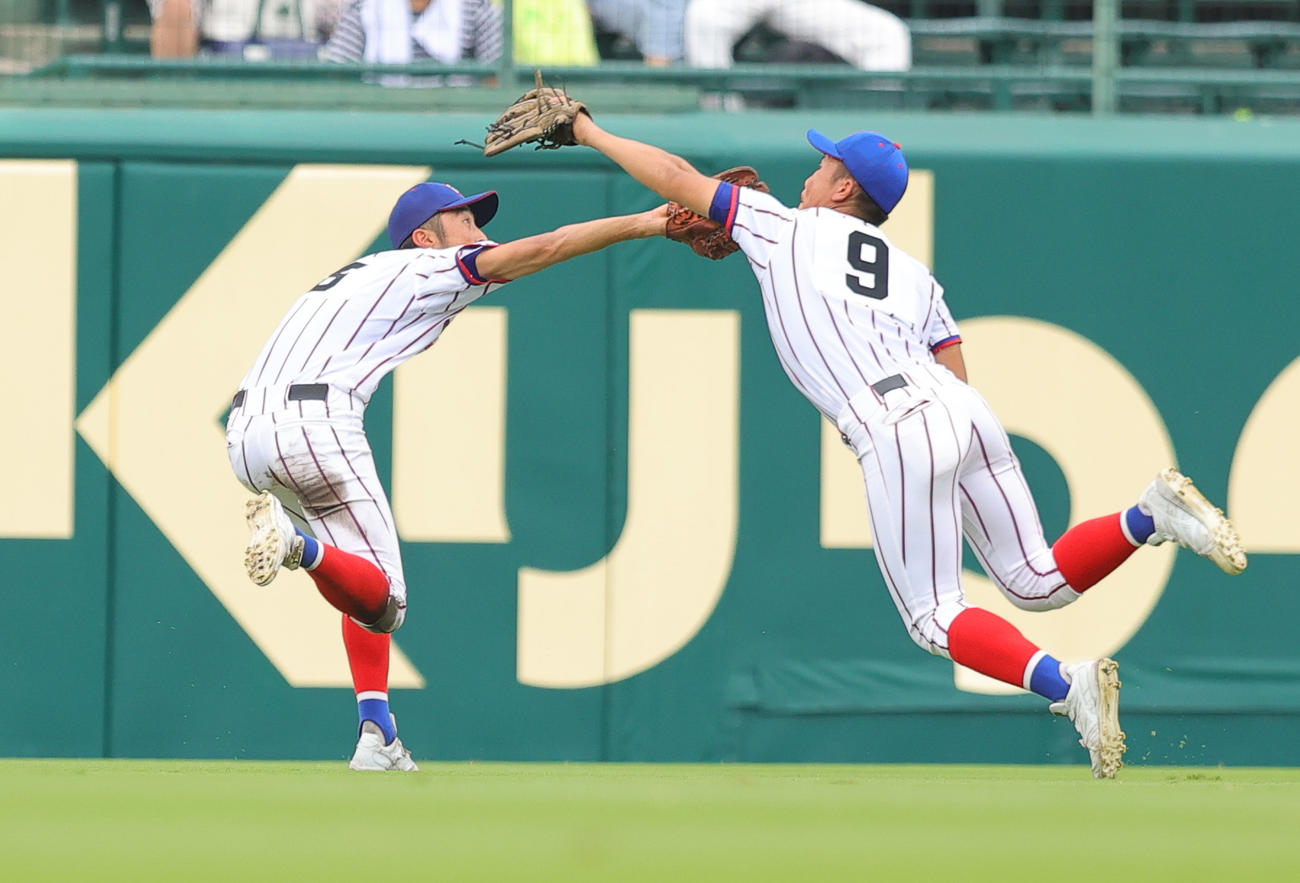 下関国際対浜田　3回裏浜田1死、中村の右飛を赤瀬（左）と交錯しながら好捕する水安（撮影・野上伸悟）