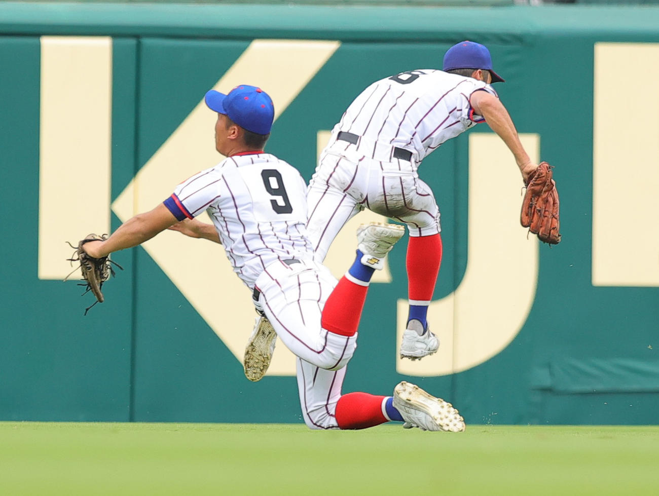 下関国際対浜田　3回裏浜田1死、中村の右飛を赤瀬（奥）と交錯しながら好捕する水安（撮影・野上伸悟）