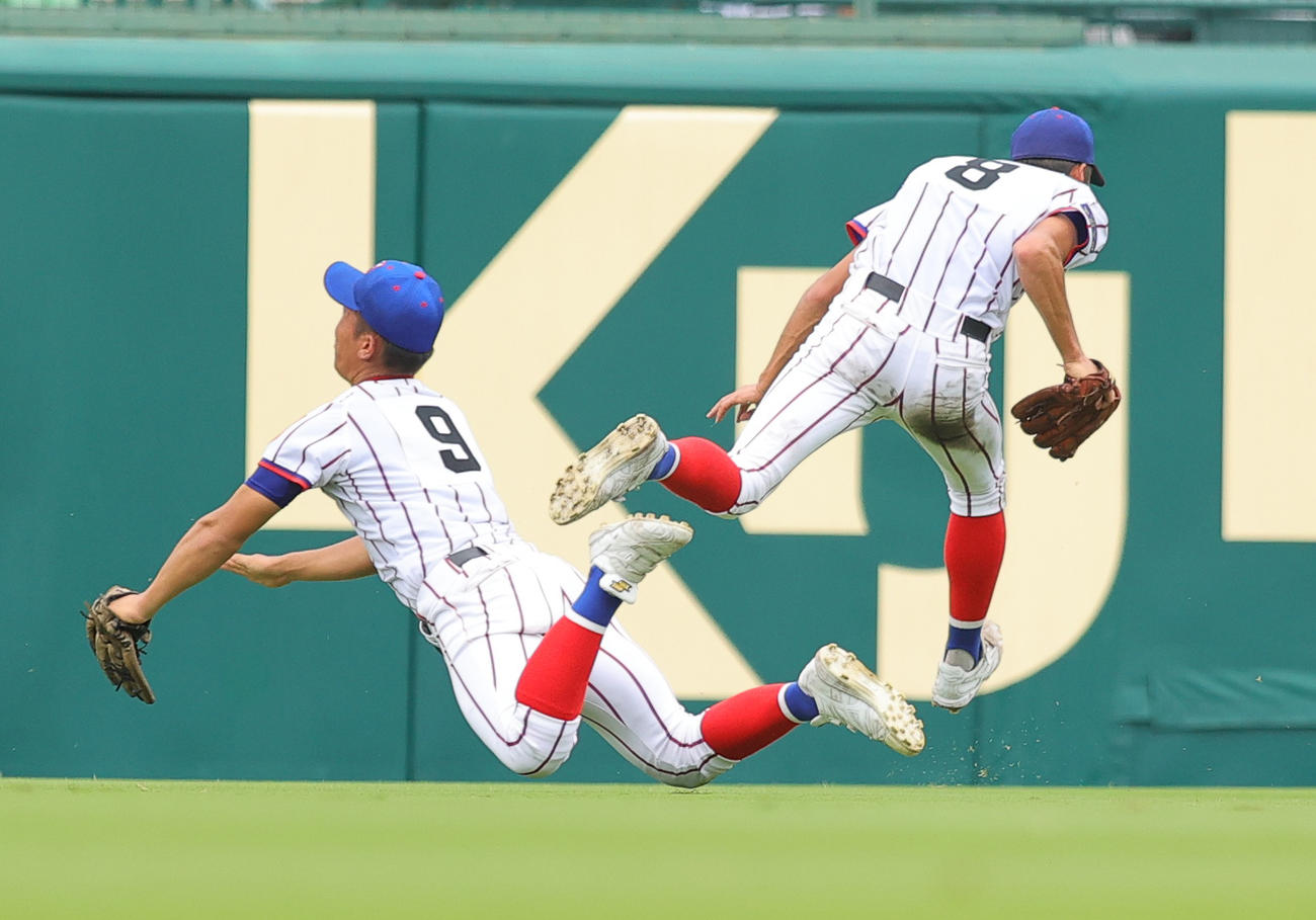下関国際対浜田　3回裏浜田1死、中村の右飛を赤瀬（右）と交錯しながら好捕する水安（撮影・野上伸悟）