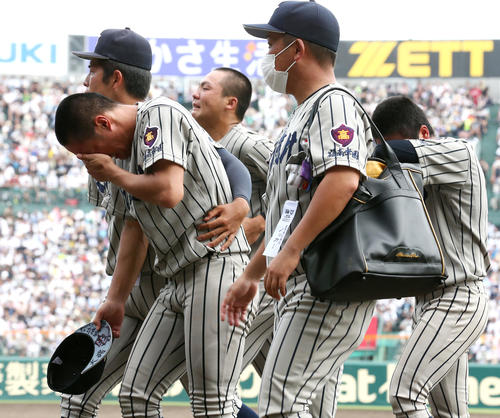 聖光学院対敦賀気比　応援席にあいさつを終え、涙を流しながら引きあげる敦賀気比ナイン（撮影・上山淳一）