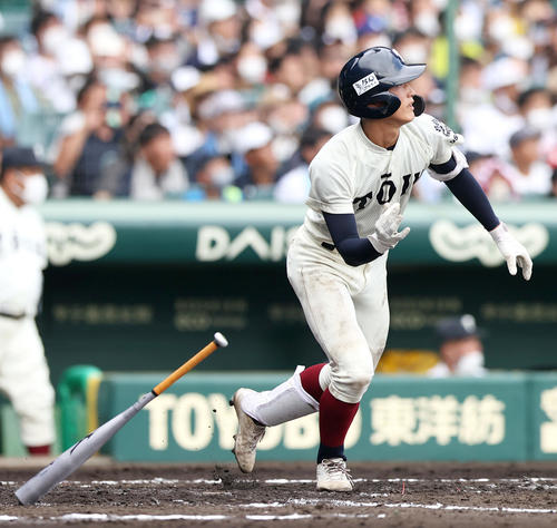 二松学舎大付対大阪桐蔭　2回裏大阪桐蔭1死満塁、松尾は中飛を放ち犠飛とする（撮影・上山淳一）