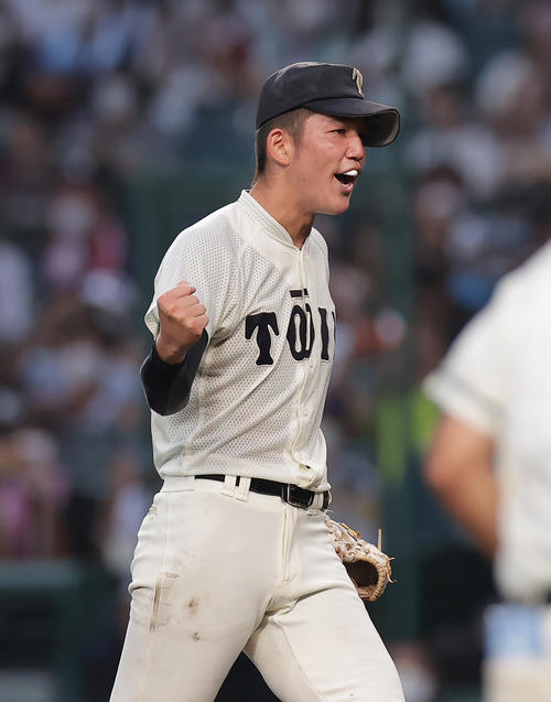 二松学舎大付対大阪桐蔭　9回表二松学舎大付2死二、三塁、渡部を二ゴロに仕留め、ガッツポーズする川原（撮影・前田充）