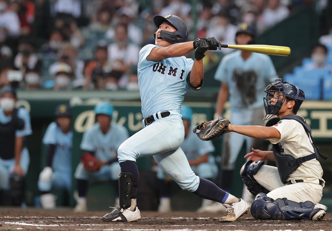 海星対近江　7回裏近江2死満塁、左越え満塁本塁打を放つ山田（撮影・前田充）