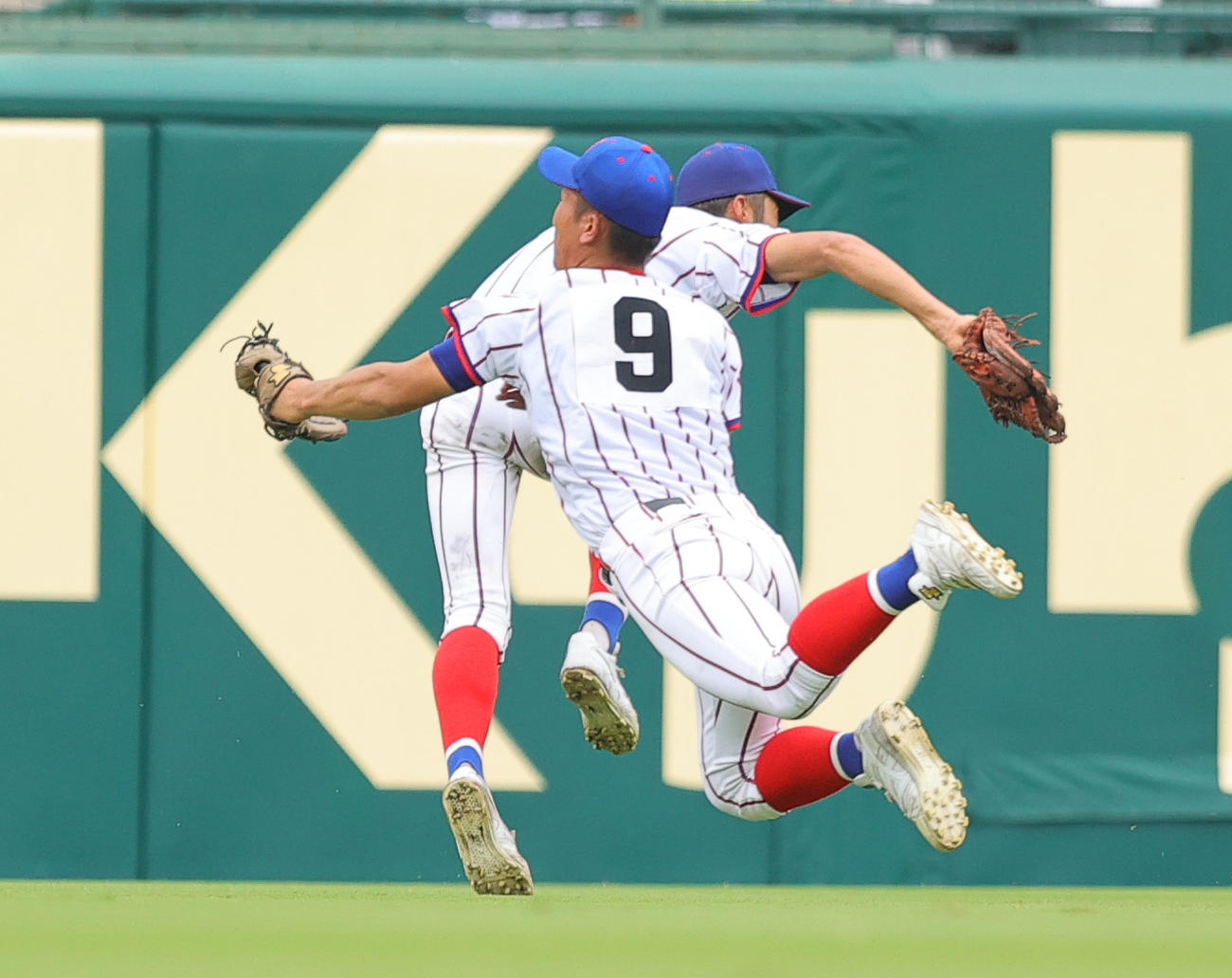 下関国際対浜田　3回裏浜田1死、中村の右飛を赤瀬（奥）と交錯しながら好捕する水安（撮影・野上伸悟）