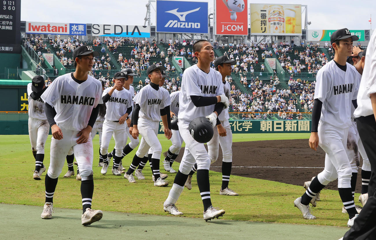 下関国際対浜田　敗れて引き揚げる浜田の選手たち（撮影・野上伸悟）