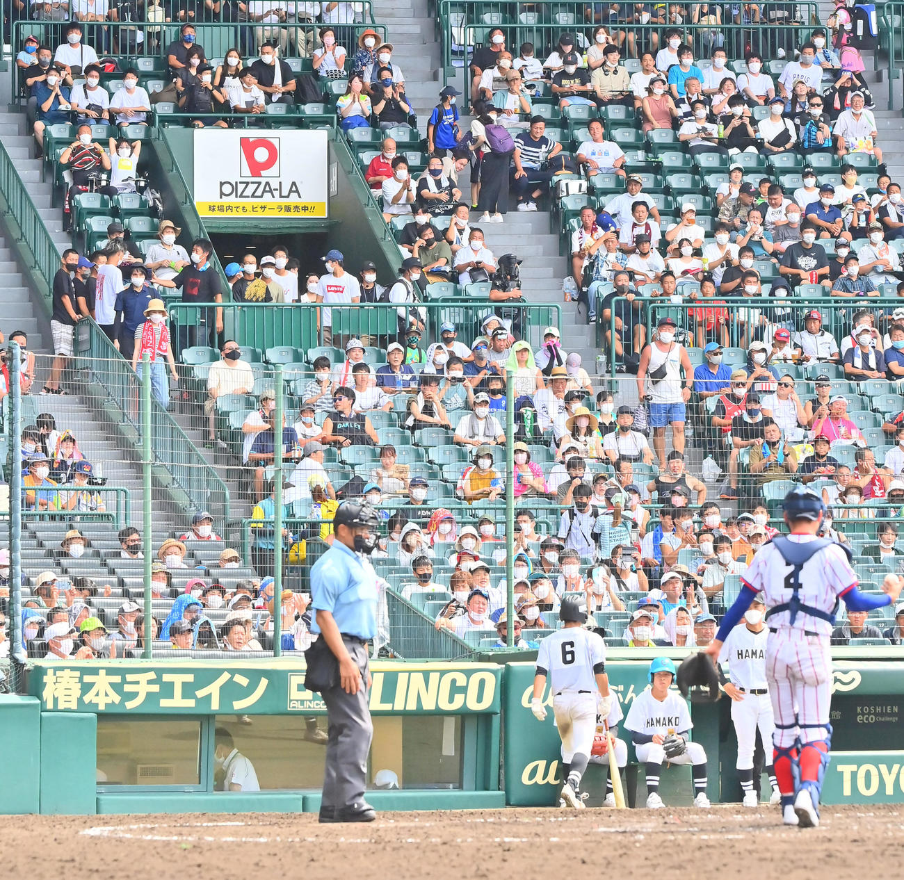 下関国際対浜田　試合を最後まで見届け拍手を贈る浜田OBの左から侍ジャパンの清水コーチ、梨田氏、ソフトバンク和田（撮影・和賀正仁）