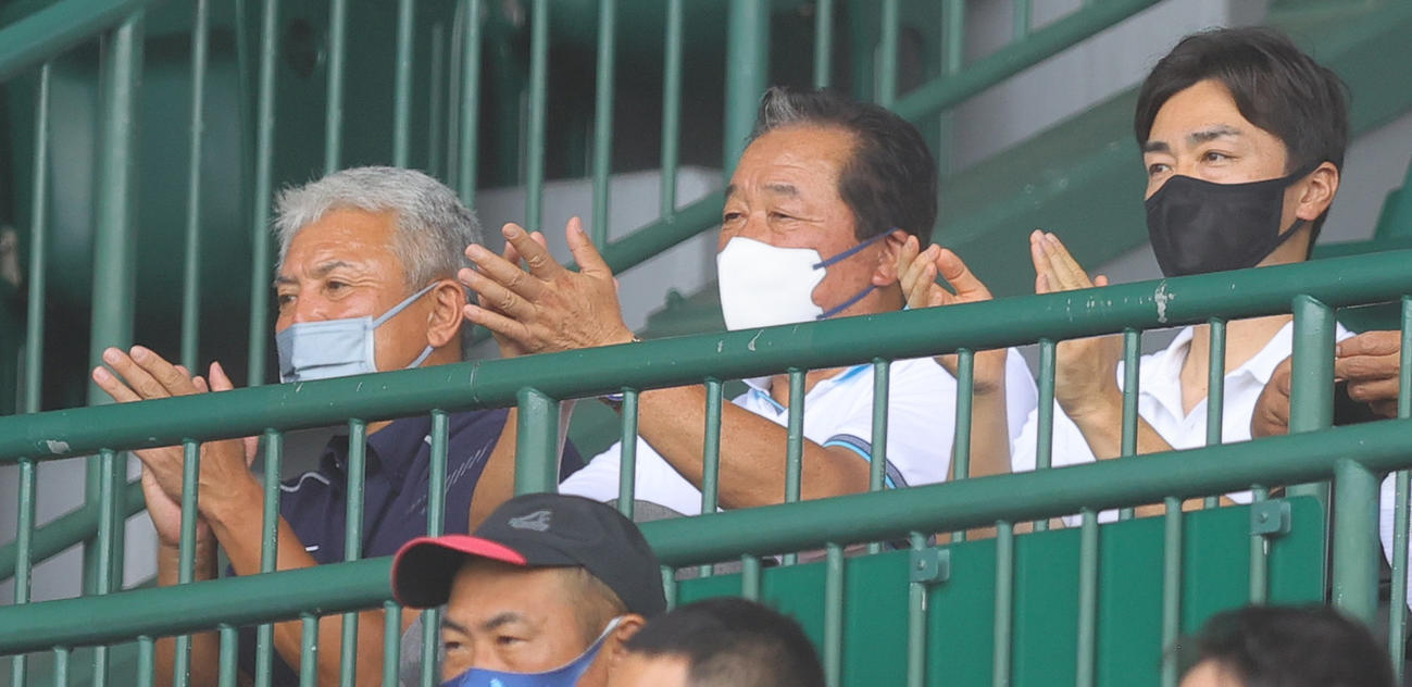 下関国際対浜田　観戦した浜田OBの左から侍ジャパン清水コーチ、梨田氏（左）とソフトバンク和田は、試合終了時に拍手を送る（撮影・野上伸悟）