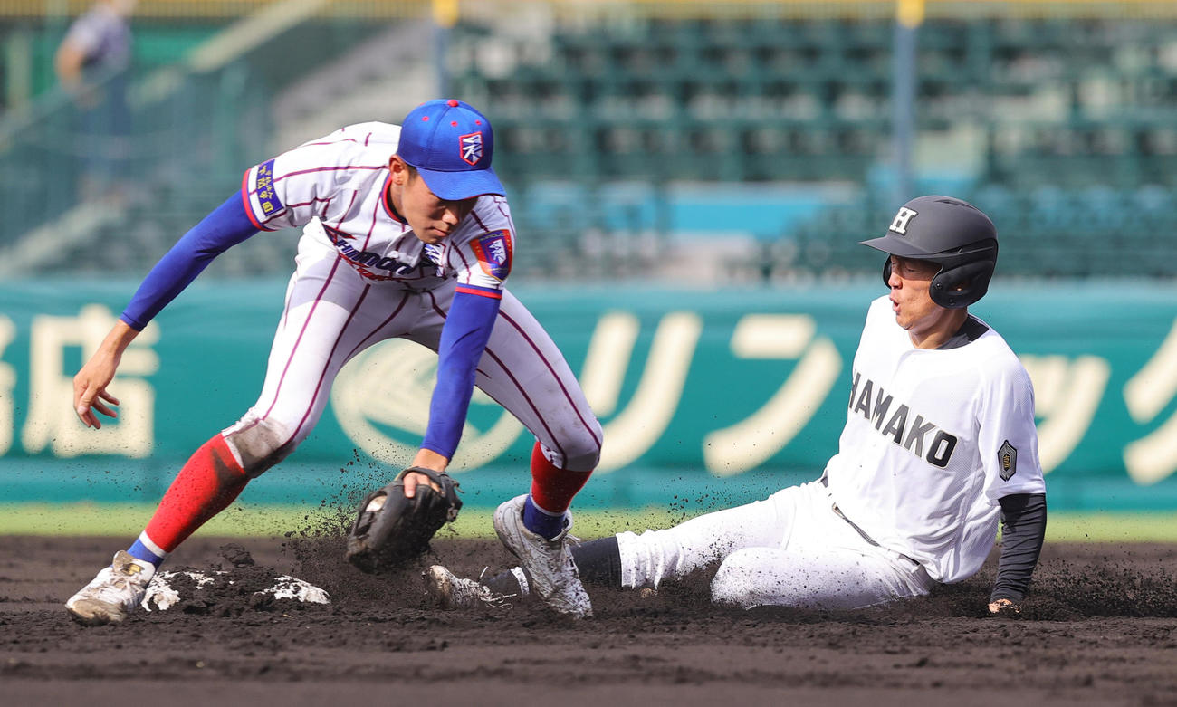 下関国際対浜田　1回裏浜田無死一塁、二盗に成功する中野（撮影・野上伸悟）