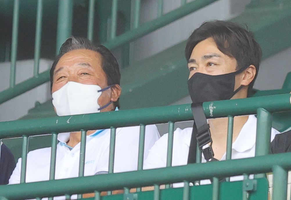 下関国際対浜田　観戦する浜田OBの梨田氏（左）とソフトバンク和田（撮影・野上伸悟）
