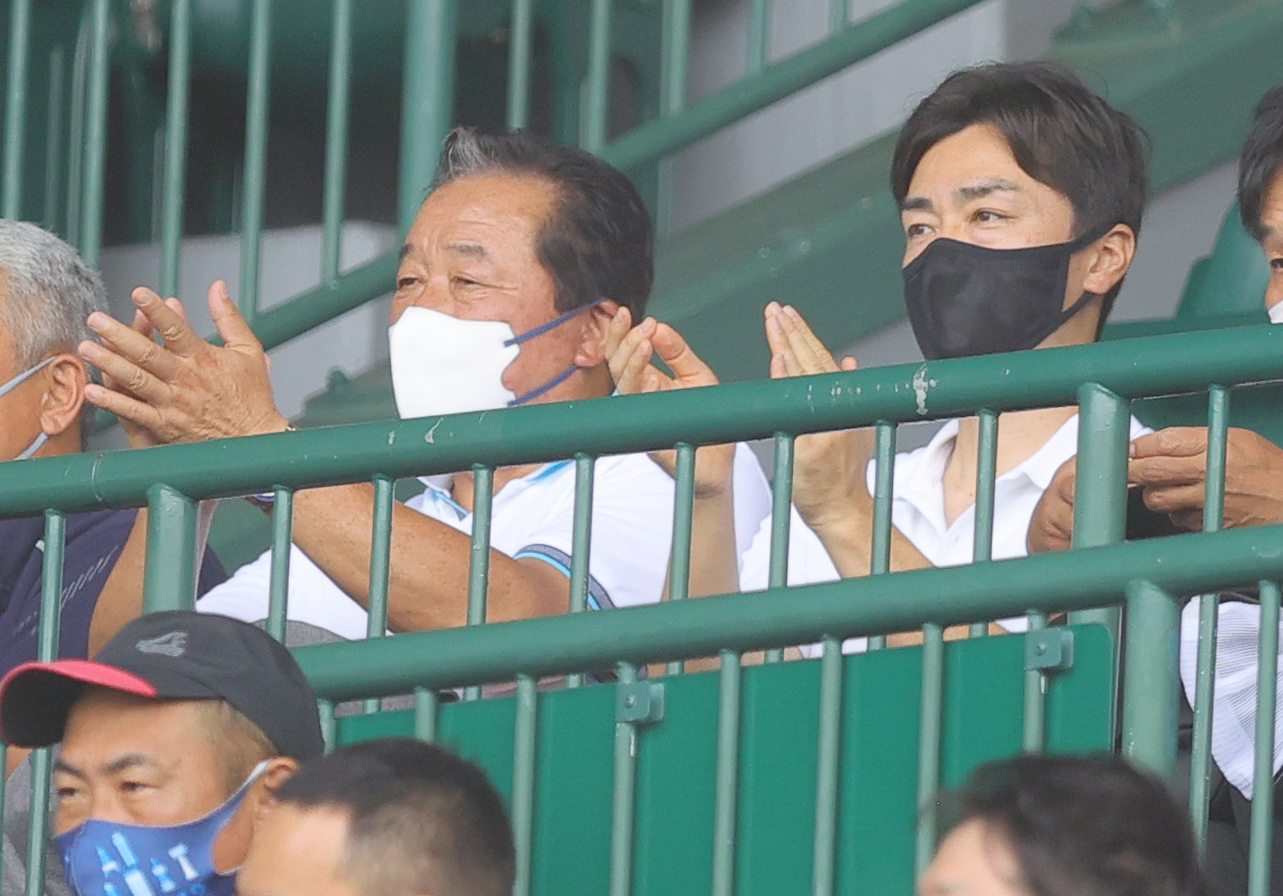 下関国際対浜田　観戦した浜田OBの梨田氏（左）とソフトバンク和田は、試合終了時に拍手を送る（撮影・野上伸悟）