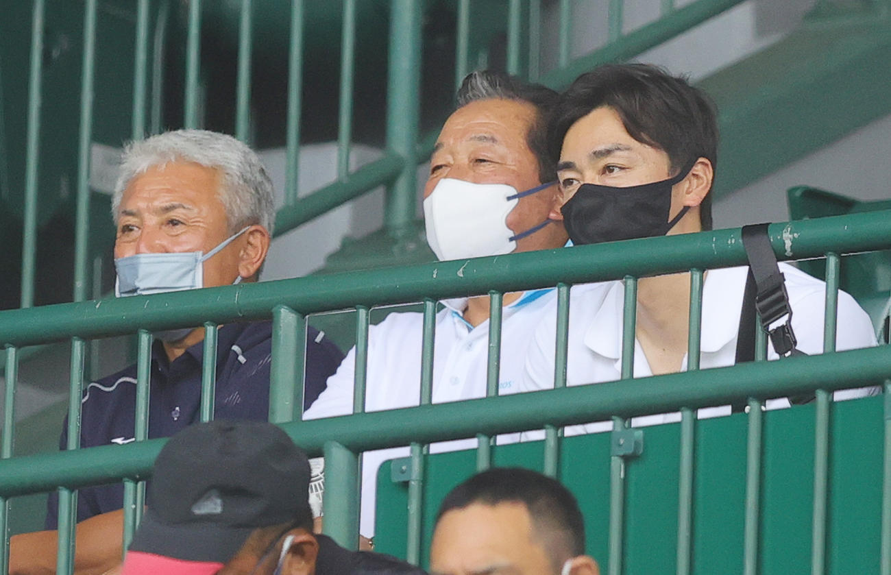 下関国際対浜田　観戦する浜田OBの左から侍ジャパン清水コーチ、梨田氏（左）とソフトバンク和田（撮影・野上伸悟）