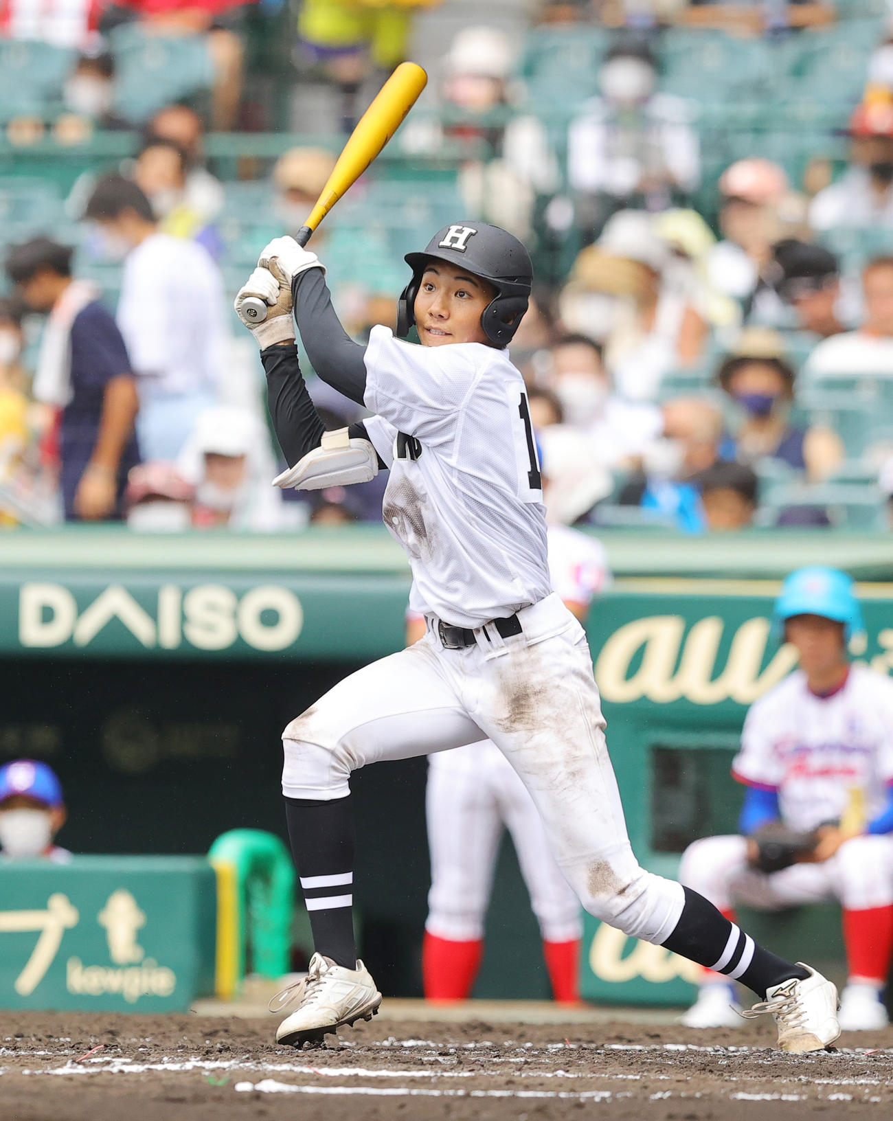 下関国際対浜田　7回裏浜田無死、左越え本塁打を放つ波田（撮影・野上伸悟）