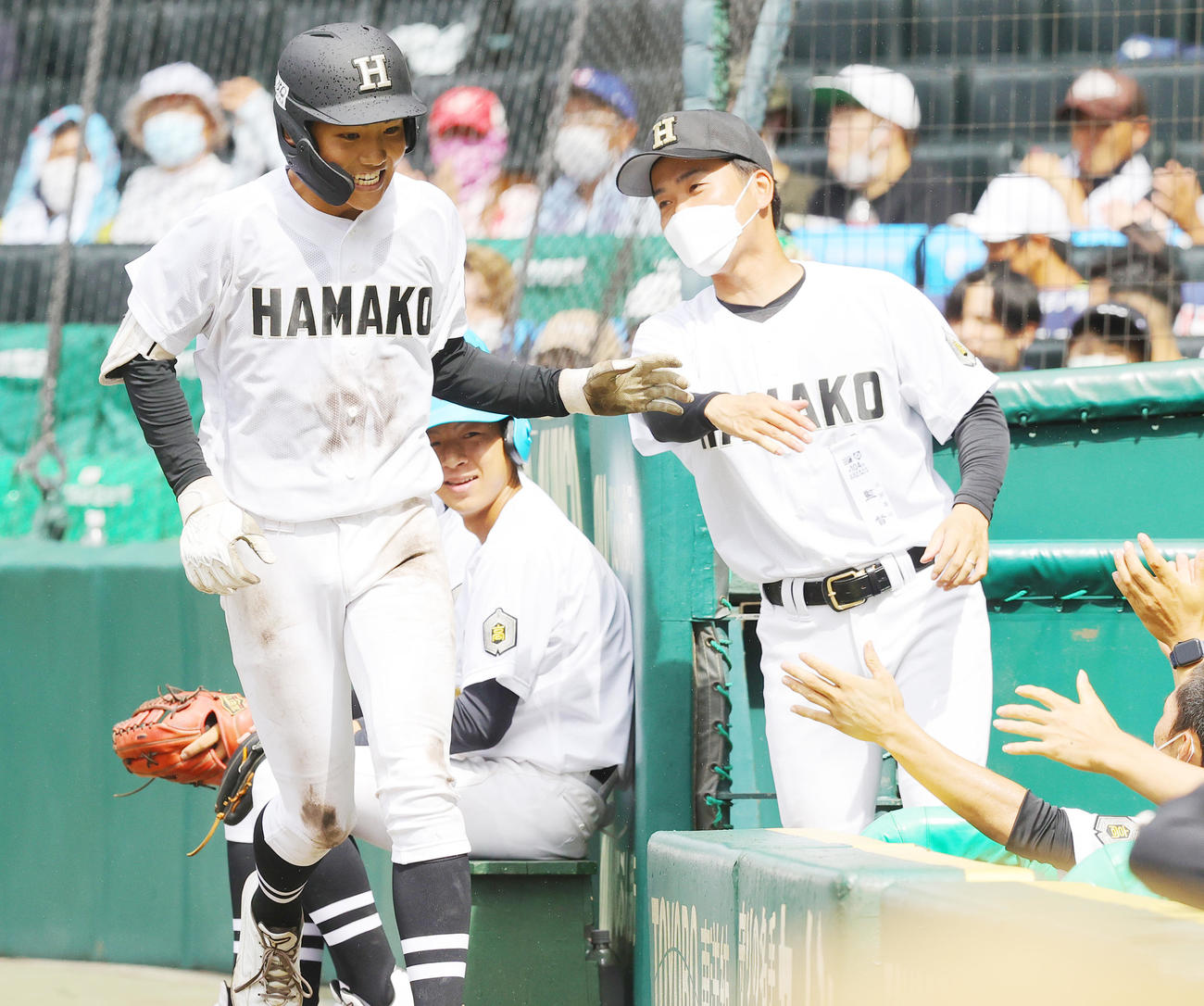 下関国際対浜田　7回裏浜田無死、左越え本塁打を放ち家田監督（右）に迎えられる波田（撮影・野上伸悟）