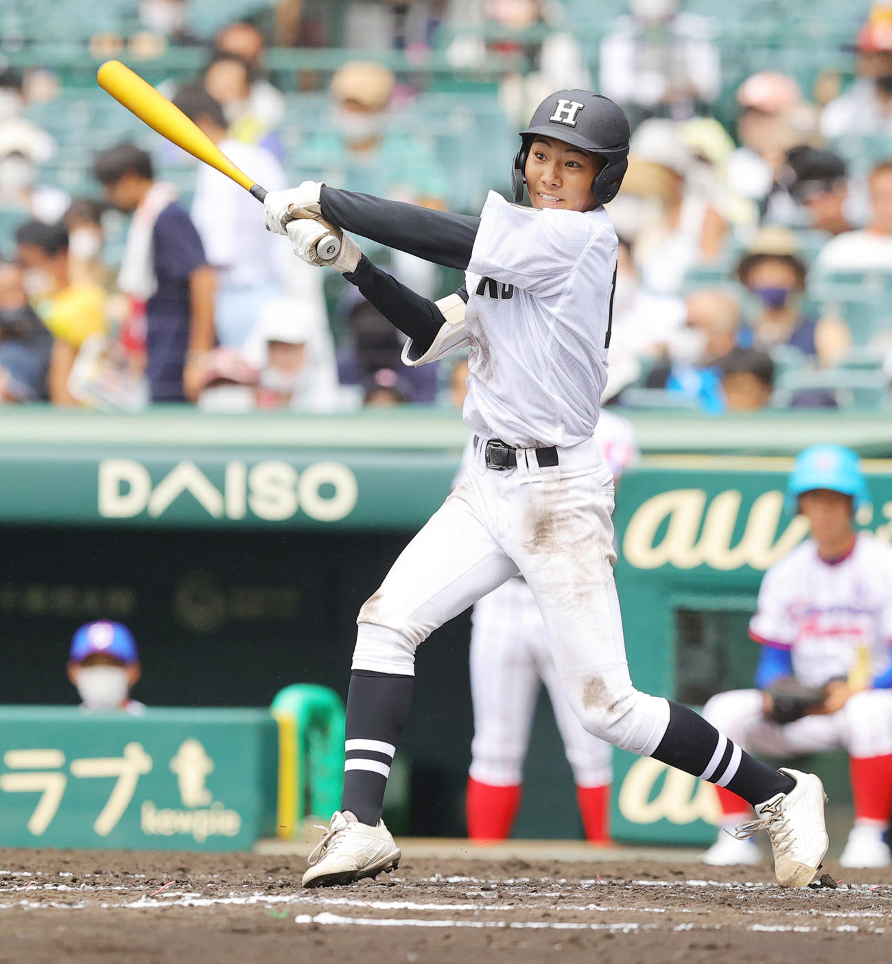 下関国際対浜田　7回裏浜田無死、左越え本塁打を放つ波田（撮影・野上伸悟）