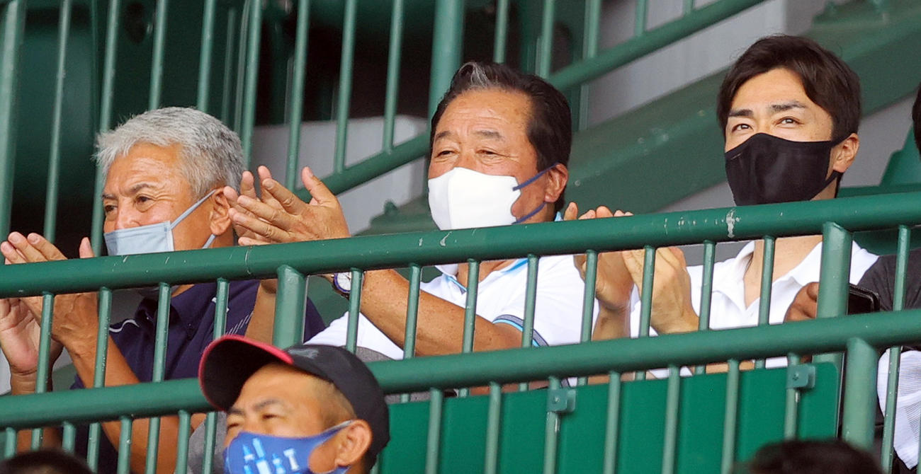 下関国際対浜田　観戦した浜田OBの左から侍ジャパン清水コーチ、梨田氏（左）とソフトバンク和田は、試合終了時に拍手を送る（撮影・野上伸悟）