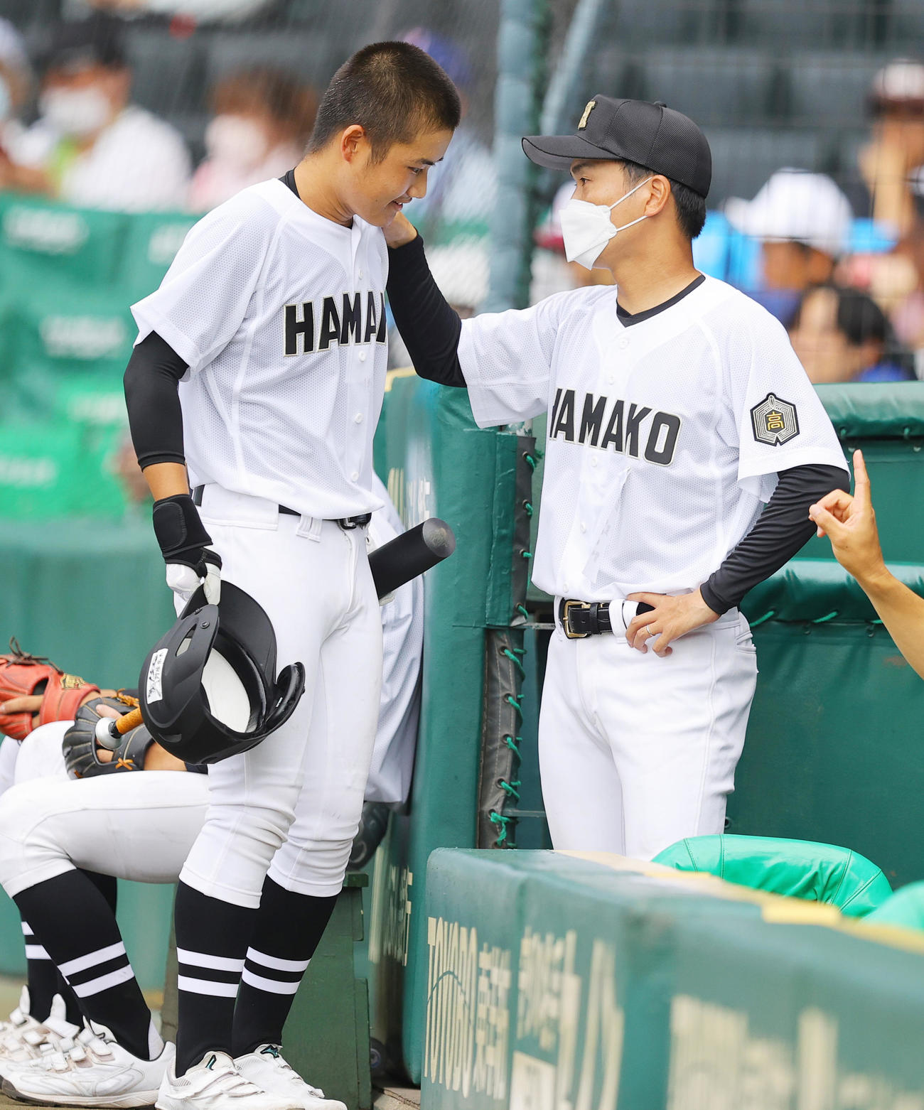 1回裏浜田ムシ二塁、空振り三振に倒れた重川（左）を迎える家田監督（撮影・野上伸悟）