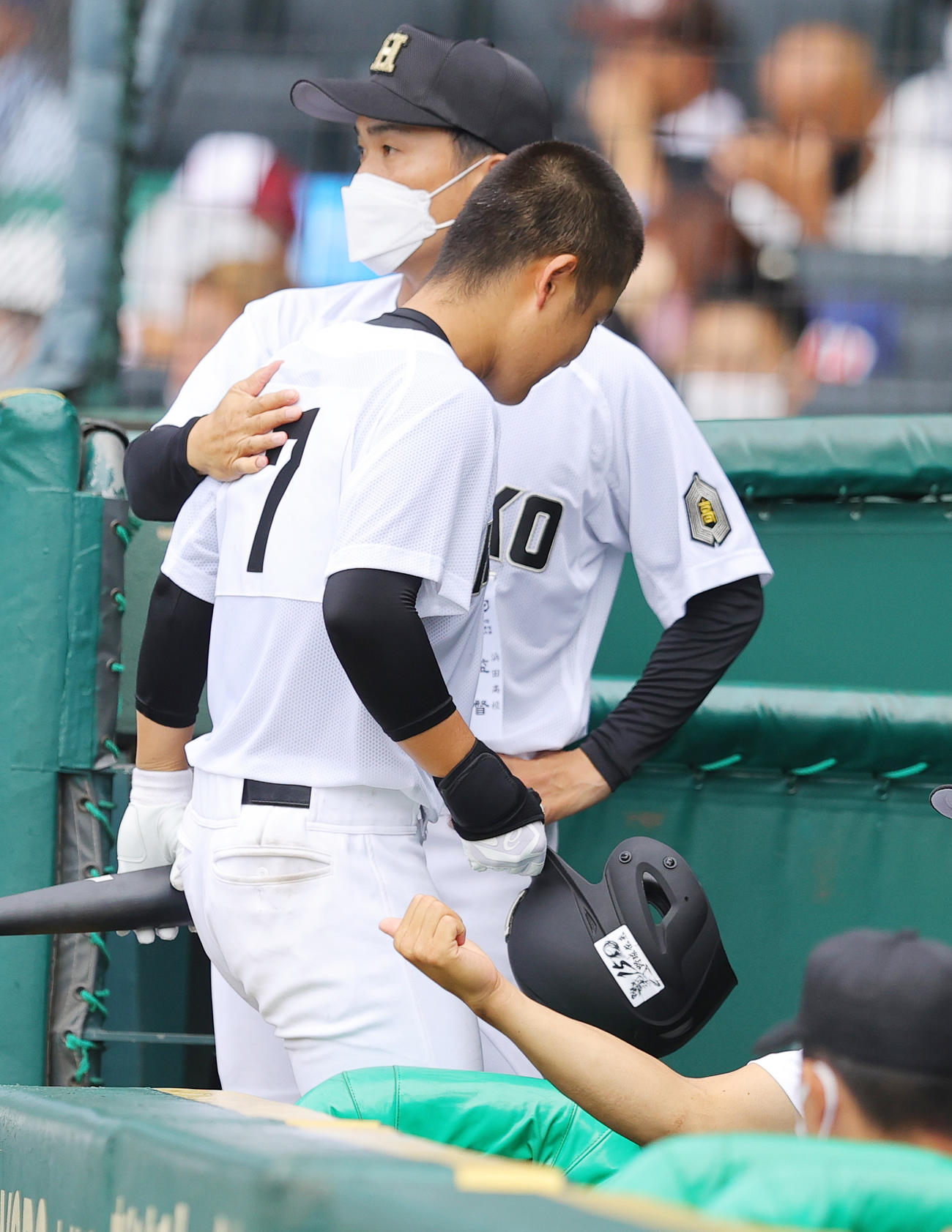1回裏浜田ムシ二塁、空振り三振に倒れた重川（手前）を迎える家田監督（撮影・野上伸悟）