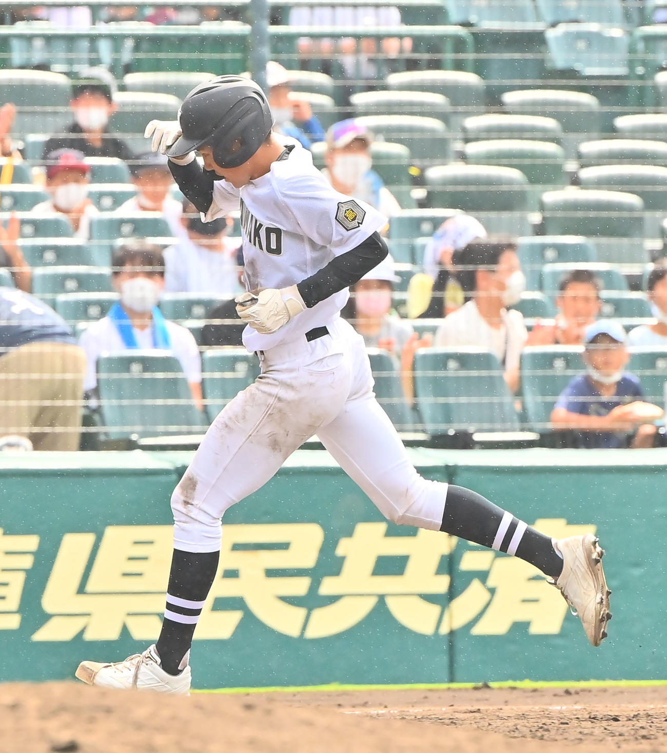 下関国際対浜田　7回裏浜田無死、左越え本塁打を放った波田（撮影・和賀正仁）