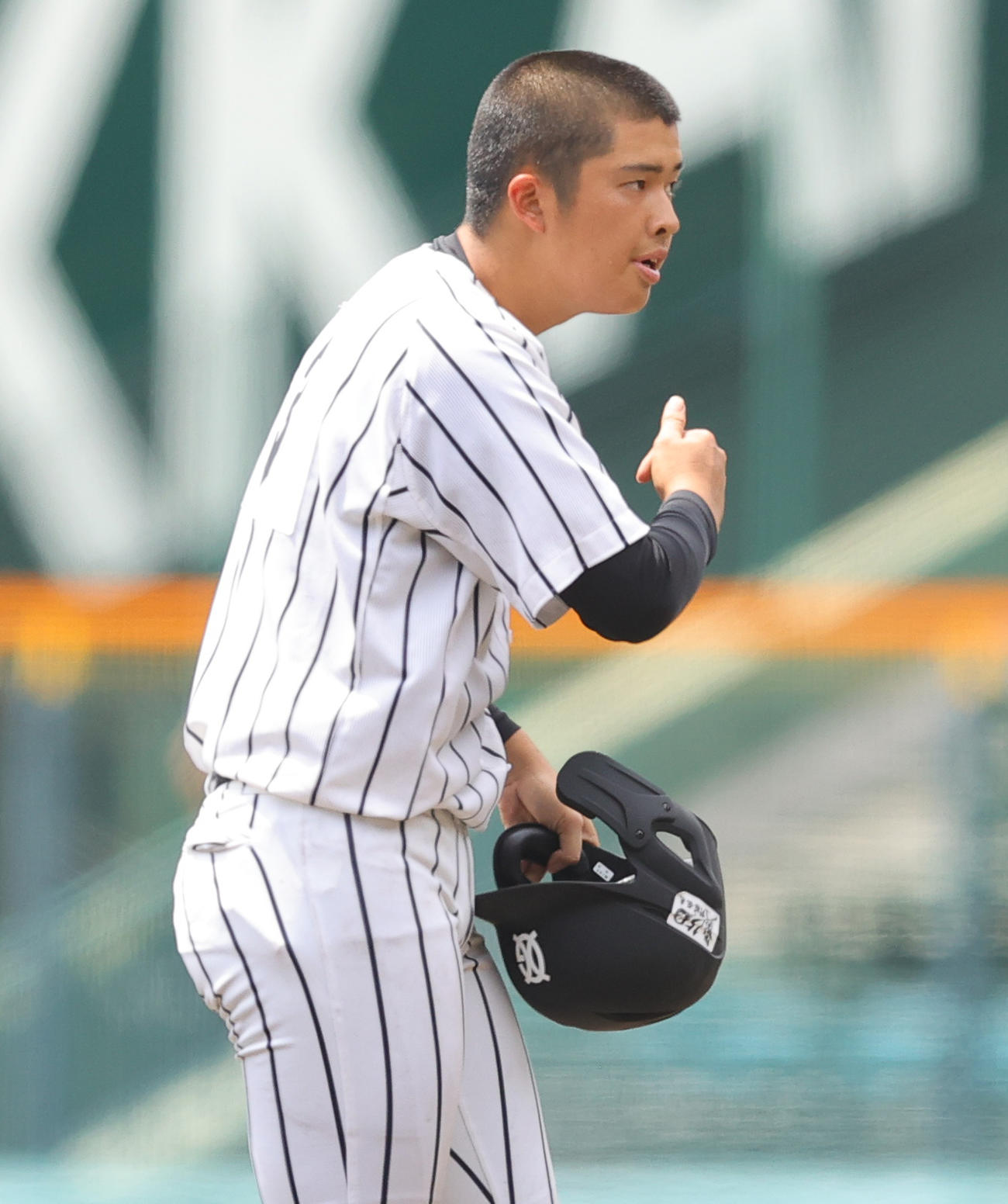 国学院栃木対九州学院　4回裏九州学院1死二塁、塁上から仲間に声を掛ける村上慶（撮影・野上伸悟）