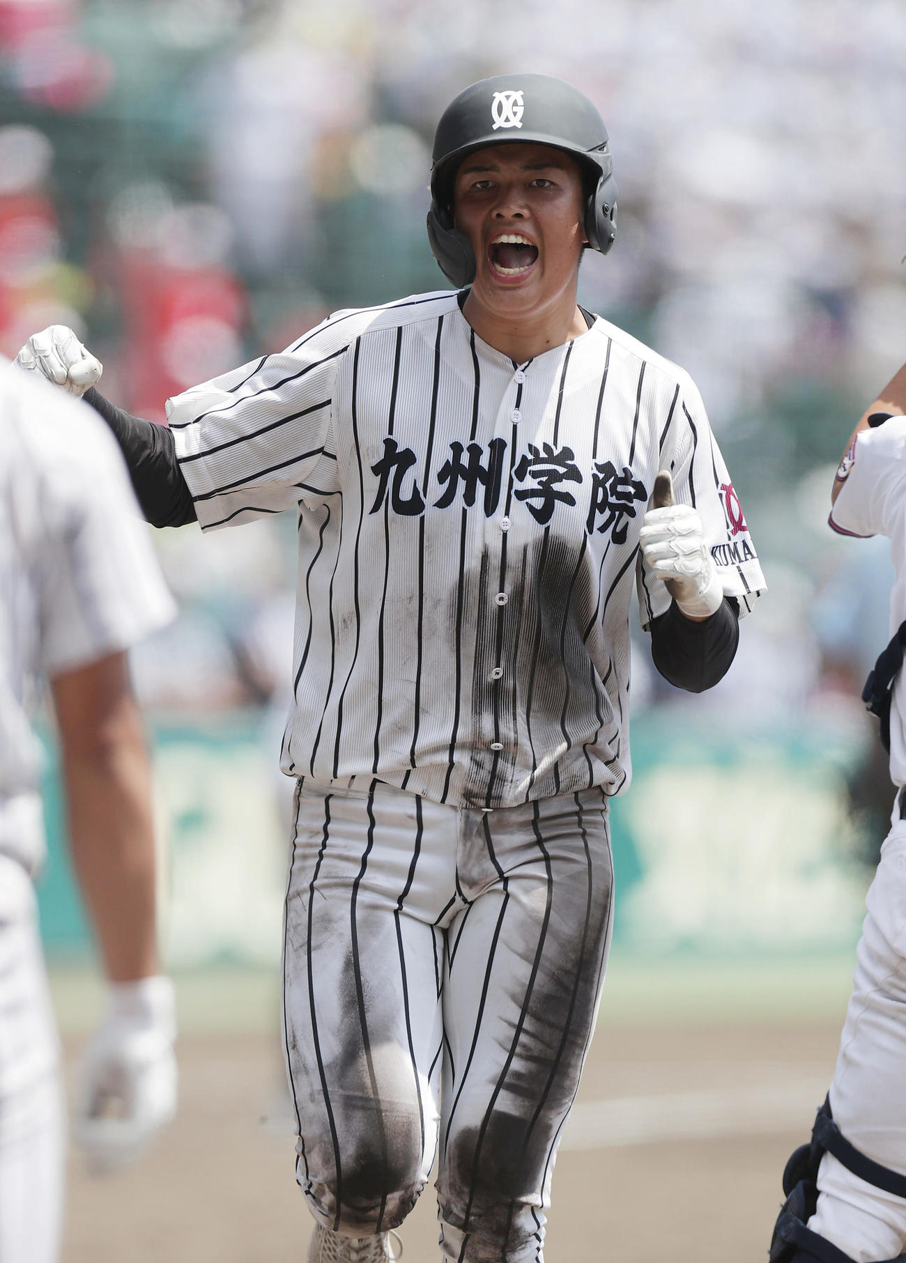 国学院栃木対九州学院　8回裏九州学院1死一塁、松下の適時三塁打で生還しガッツポーズする村上慶（撮影・前田充）