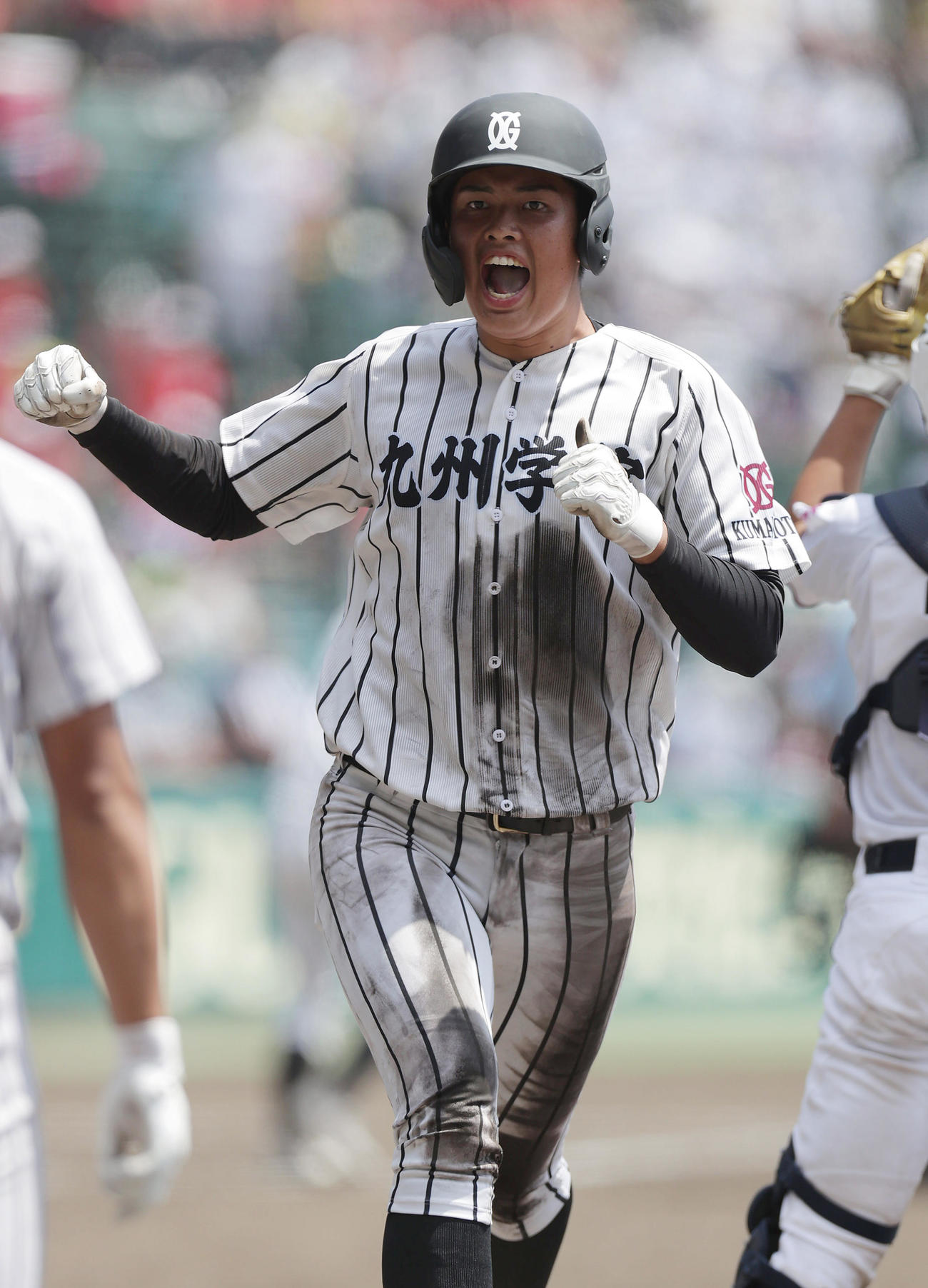 国学院栃木対九州学院　8回裏九州学院1死一塁、松下の適時三塁打で生還しガッツポーズする村上慶（撮影・前田充）