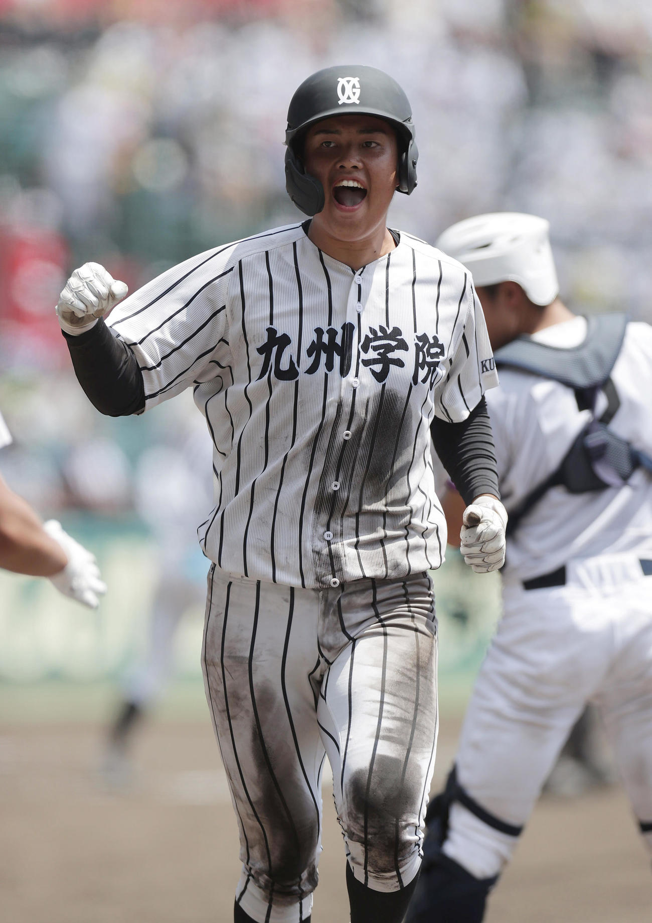 国学院栃木対九州学院　8回裏九州学院1死一塁、松下の適時三塁打で生還しガッツポーズする村上慶（撮影・前田充）