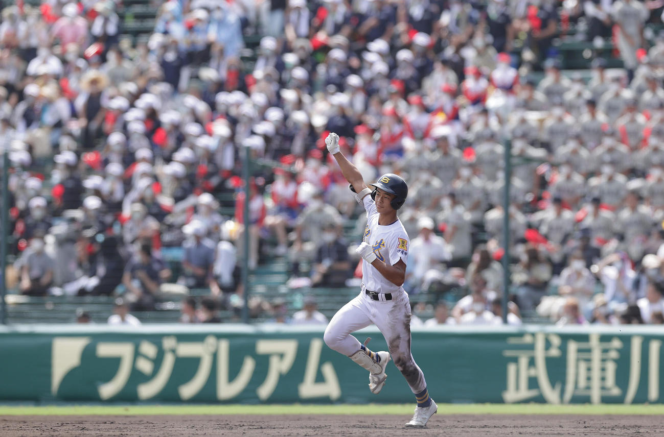 聖光学院対敦賀気比　3回表聖光学院1死一塁、右越え2点本塁打を放ちガッツポーズする安田（撮影・前田充）