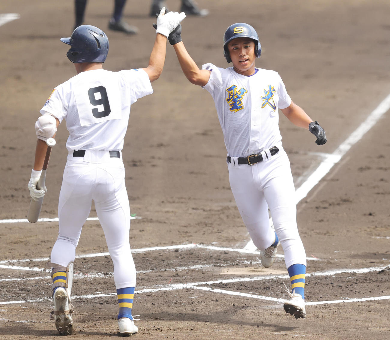 聖光学院対敦賀気比　1回表聖光学院1死二塁、安田の右適時二塁打で生還する赤堀（撮影・野上伸悟）