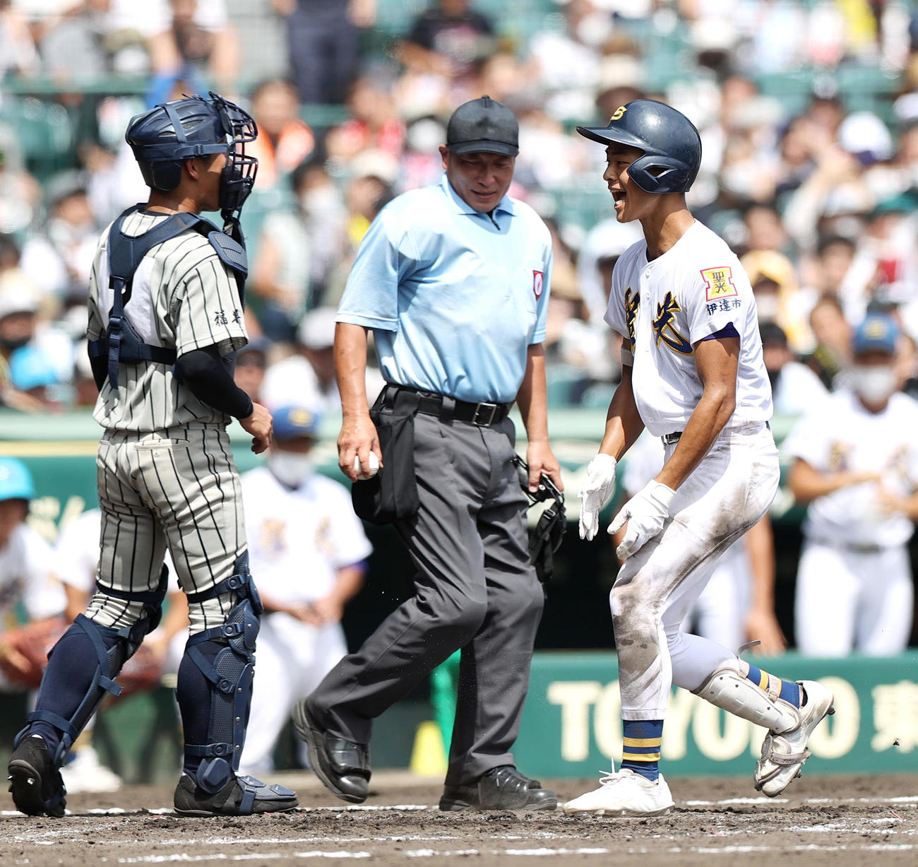 聖光学院対敦賀気比　3回表聖光学院1死一塁、安田は右越え2点本塁打を放ち生還し叫ぶ。捕手渡辺（撮影・上山淳一）
