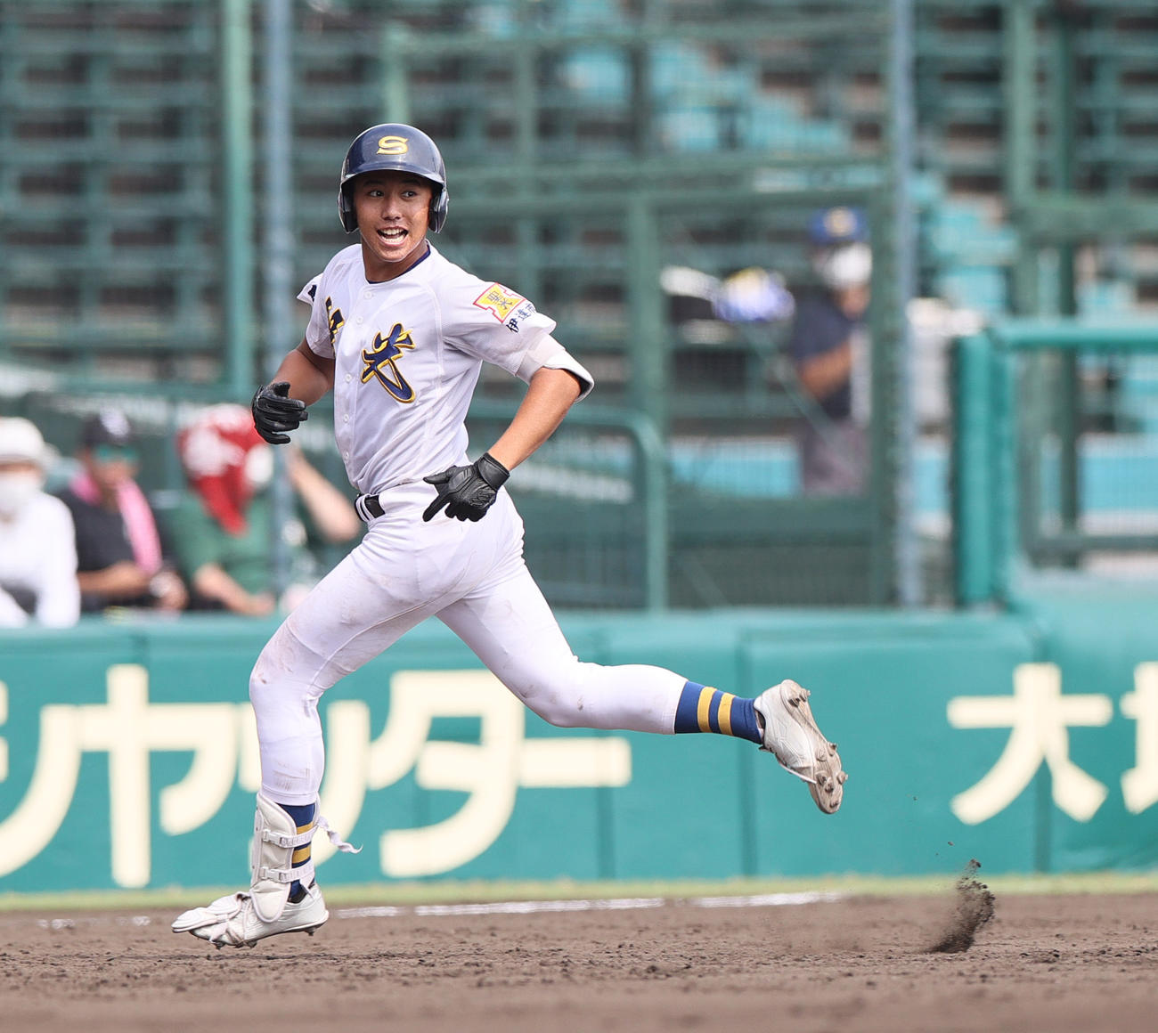 聖光学院対敦賀気比　5回表聖光学院2死一、二塁、赤堀は右2点適時三塁打を放ち三塁に向かう（撮影・上山淳一）