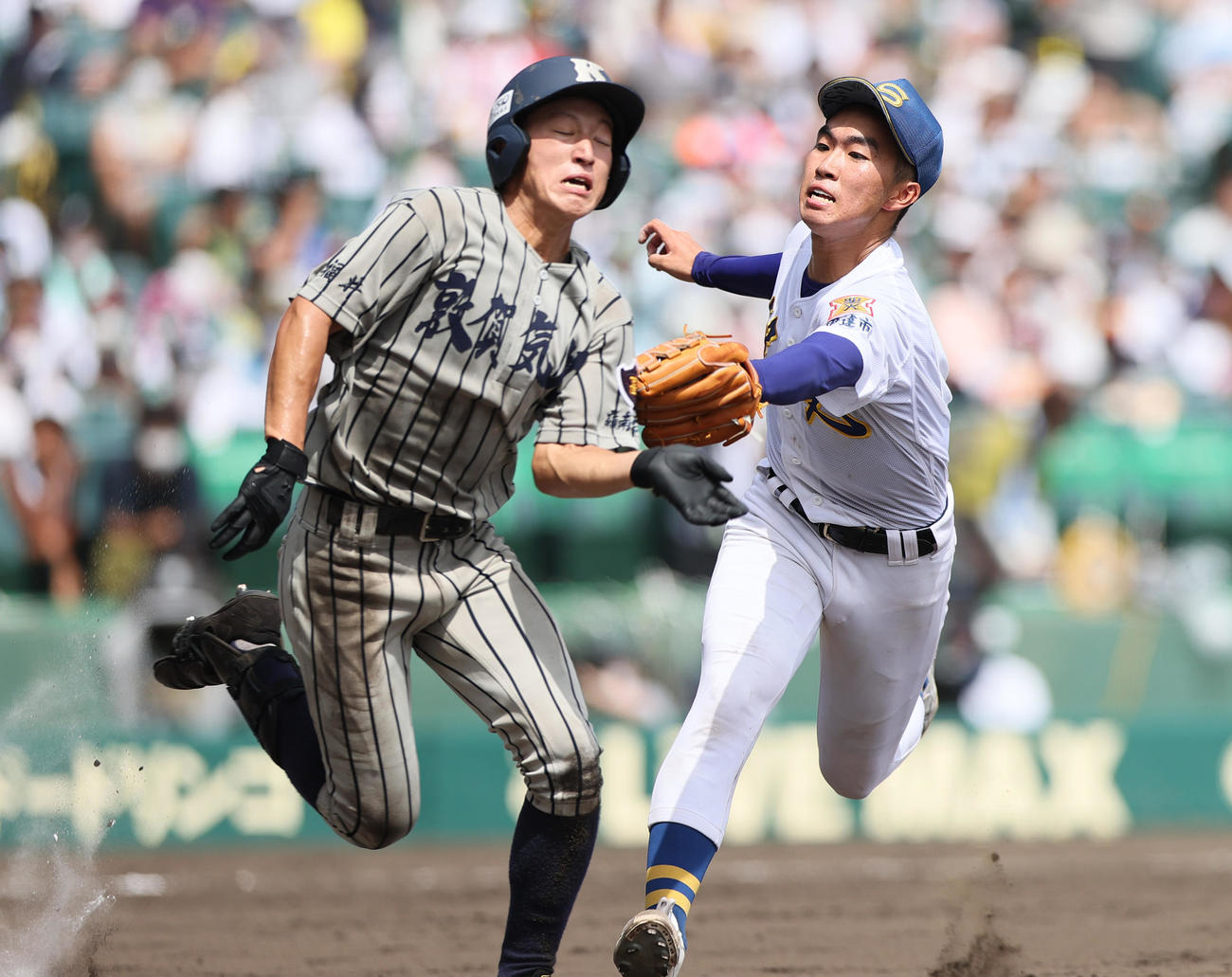 聖光学院対敦賀気比　3回裏敦賀気比1死、佐山（右）は河合を投ゴロに仕留める（撮影・上山淳一）