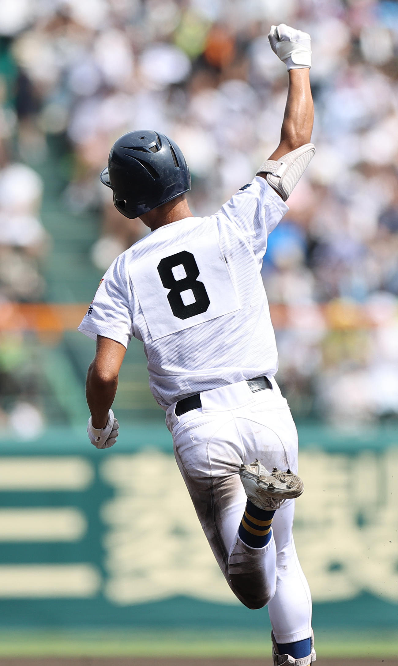 聖光学院対敦賀気比　3回表聖光学院1死一塁、安田は右越え2点本塁打を放ちガッツポーズする（撮影・上山淳一）