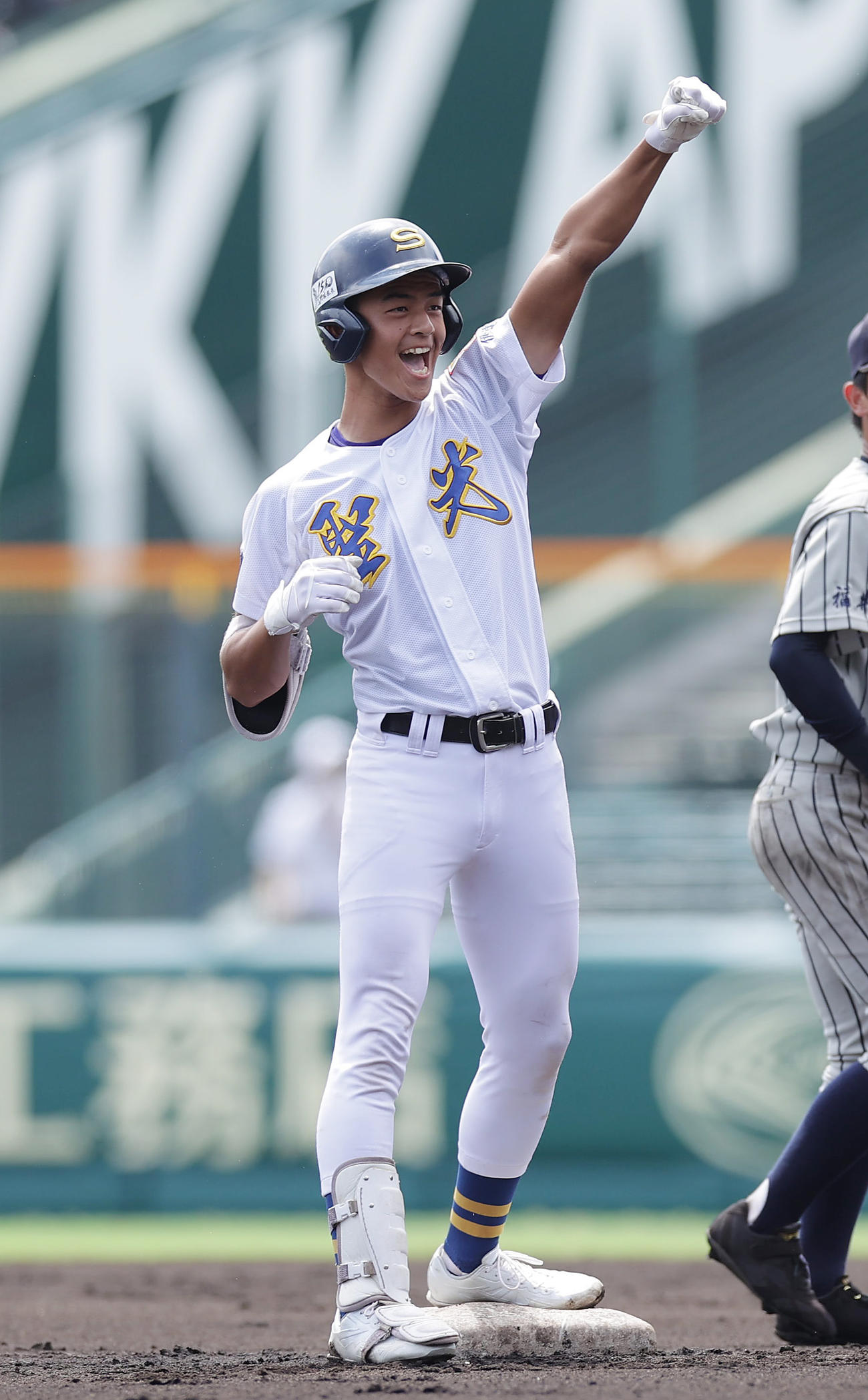 聖光学院対敦賀気比　1回表聖光学院1死二塁、右中間へ先制の適時二塁打を放ち、ガッツポーズする安田（撮影・前田充）