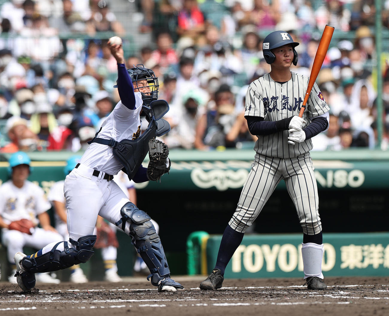聖光学院対敦賀気比　1回裏敦賀気比1死一、三塁、打者上加世田の時に走った河合をアウトにする捕手山浅（撮影・上山淳一）