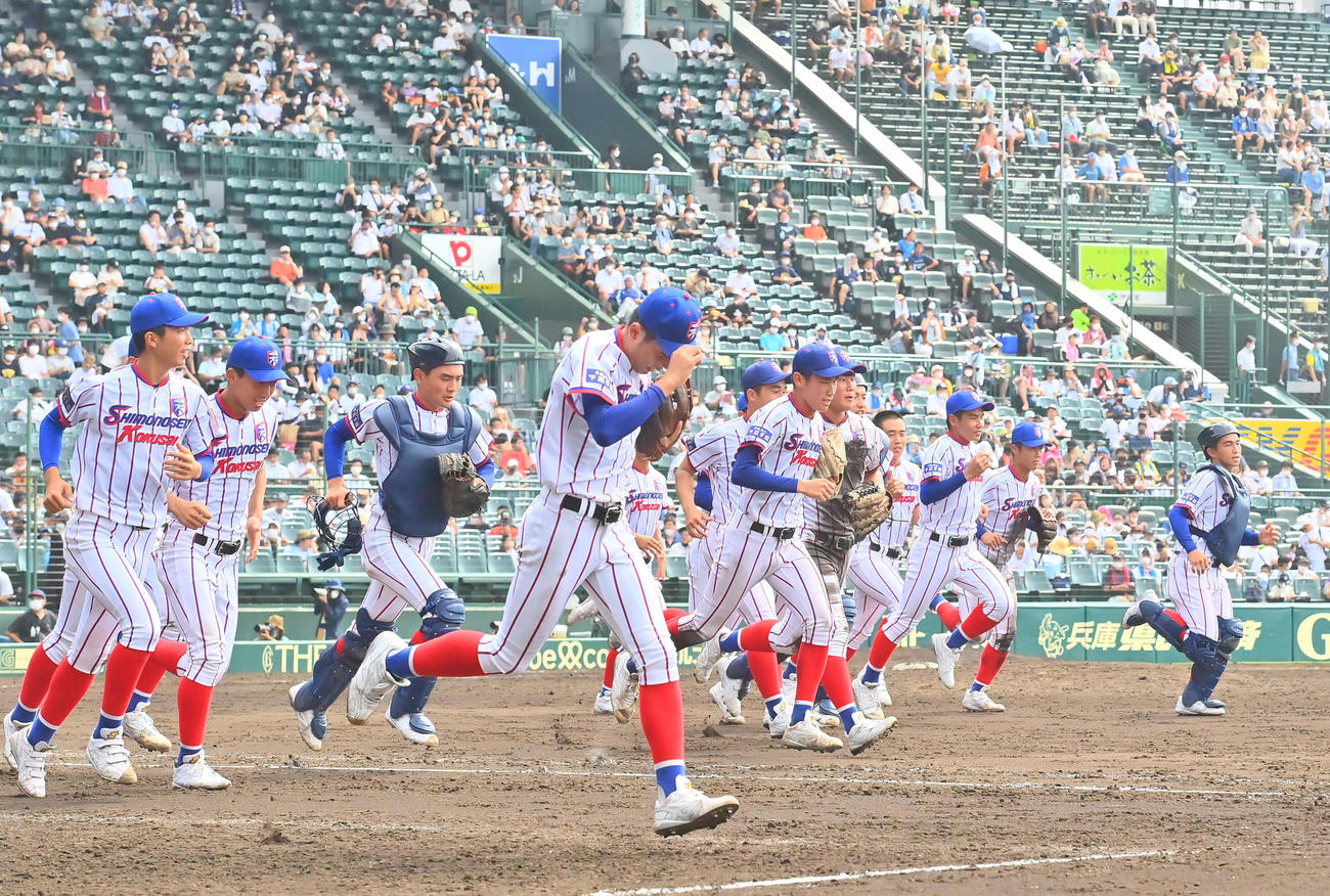 下関国際対浜田　浜田に勝利し応援団にあいさつに向かう下関国際ナイン（撮影・和賀正仁）