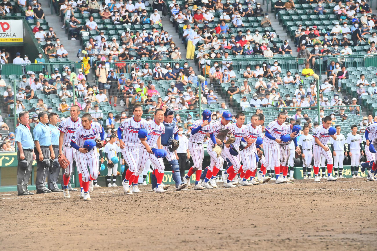 下関国際対浜田　浜田に勝利し応援団にあいさつに向かう下関国際ナイン（撮影・和賀正仁）