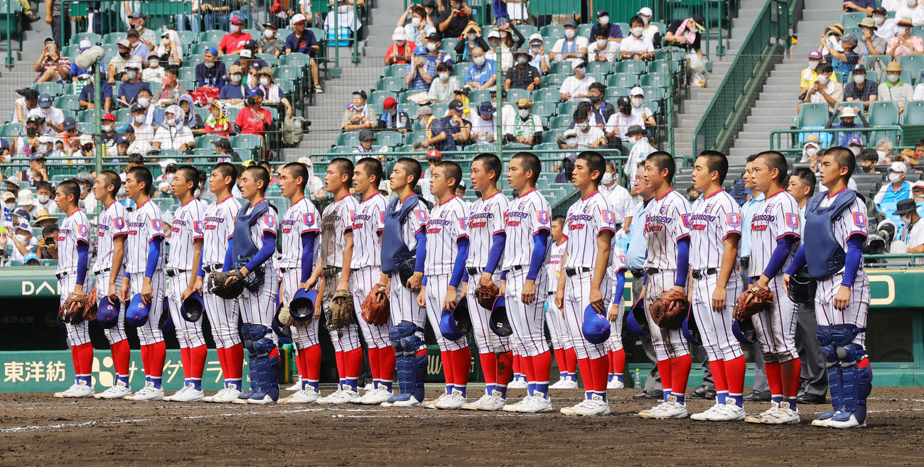 下関国際対浜田　勝利し校歌を斉唱する下関国際の選手たち（撮影・野上伸悟）