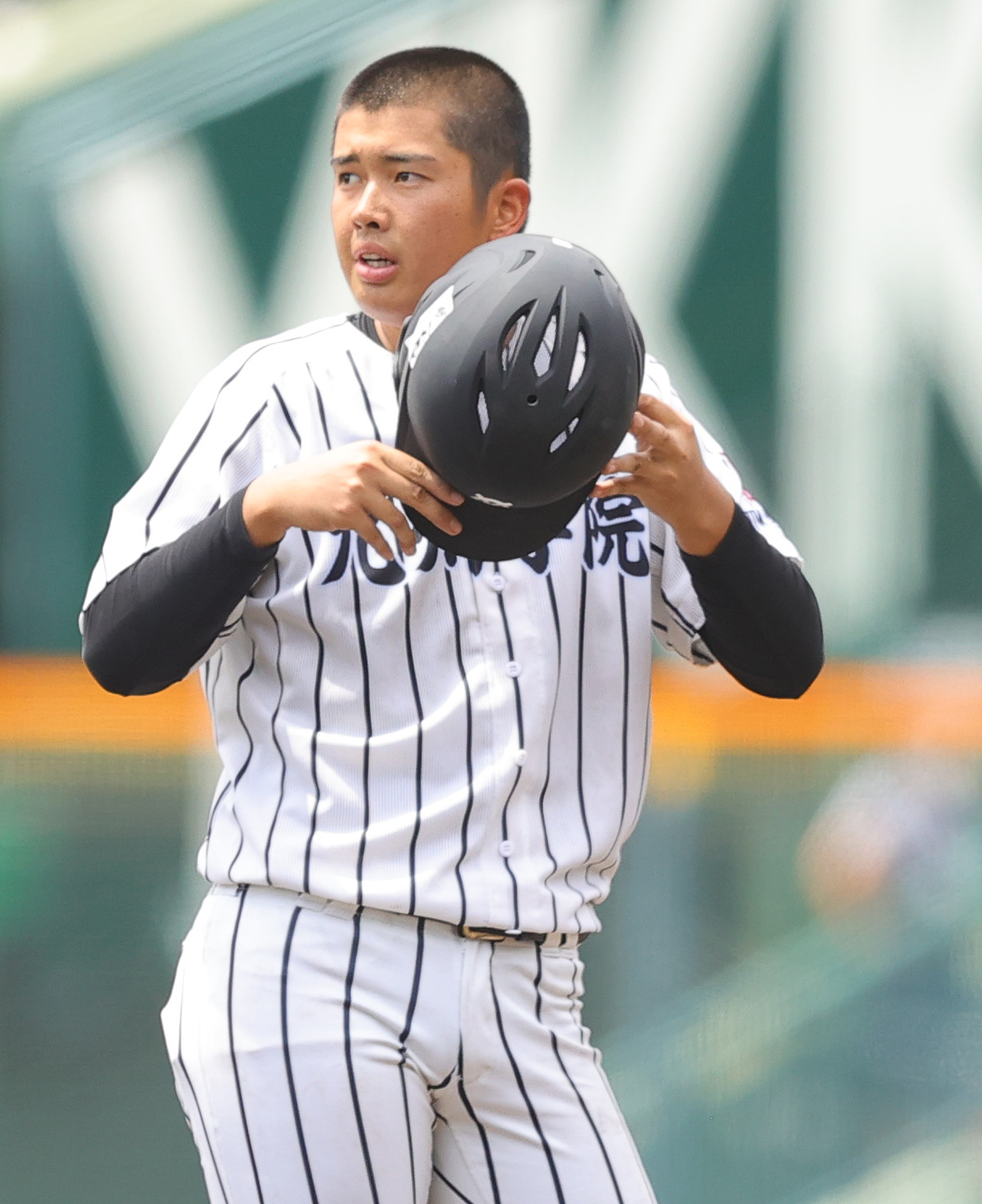 国学院栃木対九州学院　4回裏九州学院1死、二塁への打球を放つも敵失で出塁した村上慶（撮影・野上伸悟）