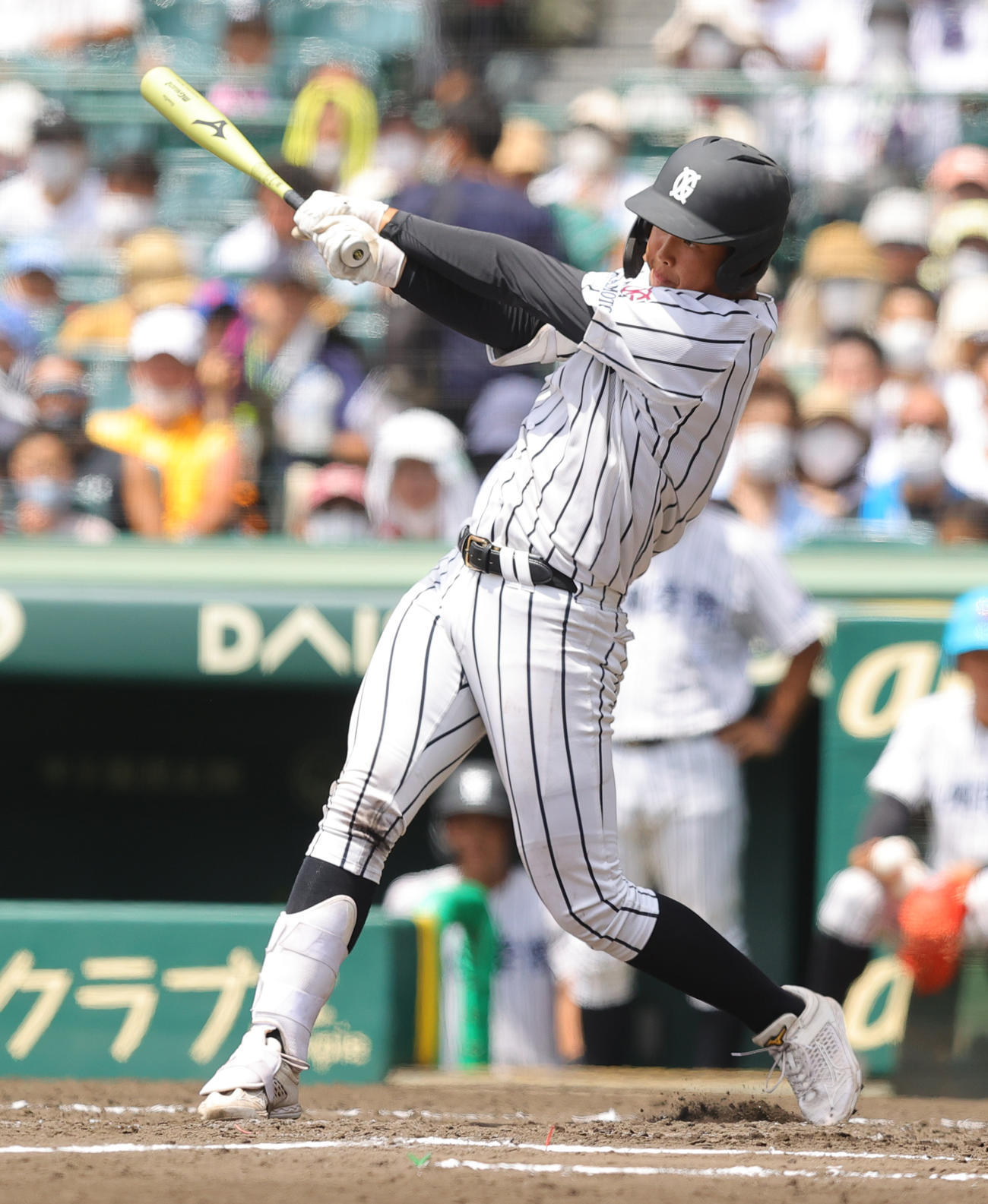 国学院栃木対九州学院　4回裏九州学院1死、二塁への打球を放つも敵失で出塁する村上慶（撮影・野上伸悟）