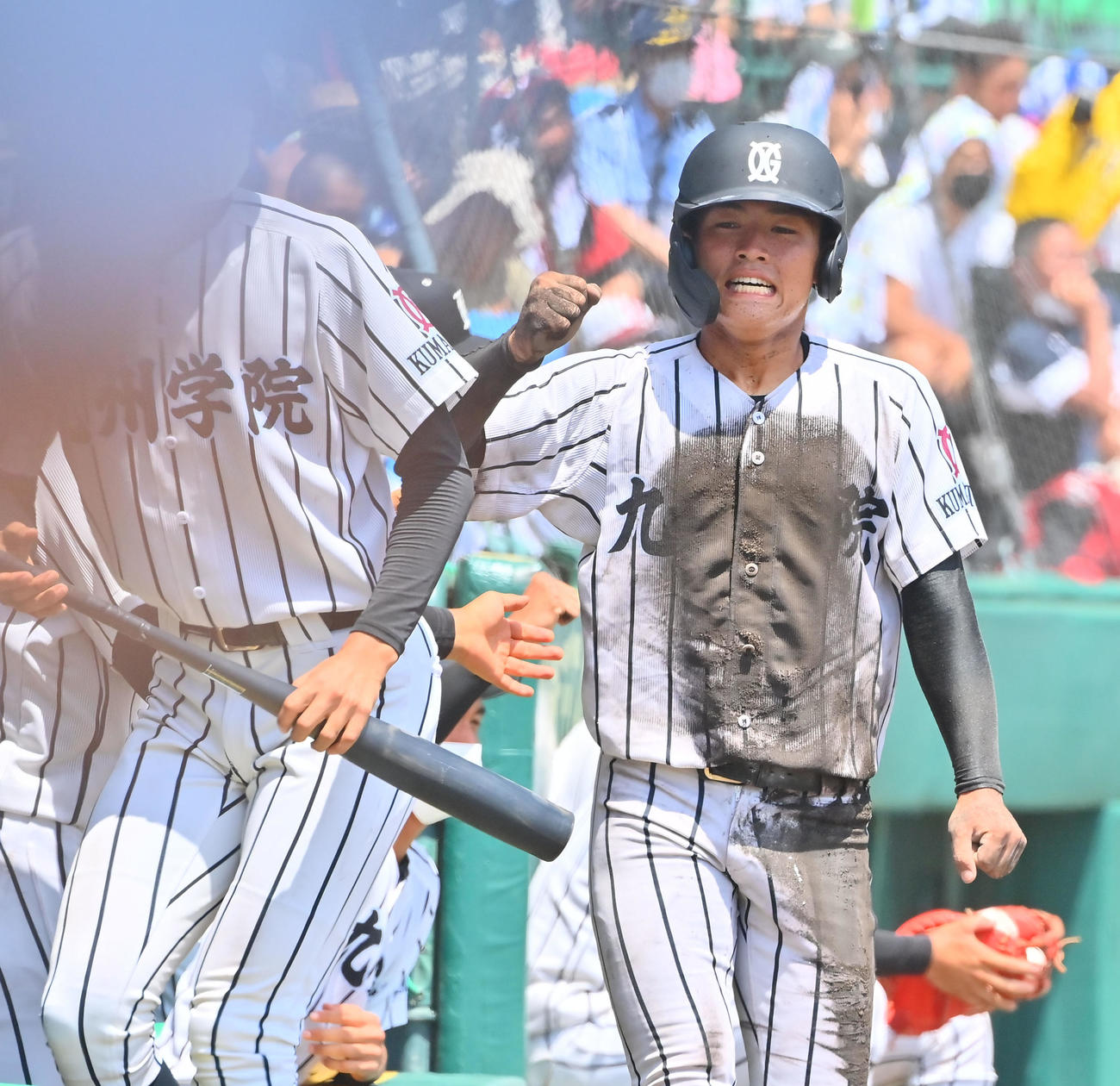 国学院栃木対九州学院　7回裏九州学院2死二塁、馬場の右前打で生還する大城戸（撮影・和賀正仁）
