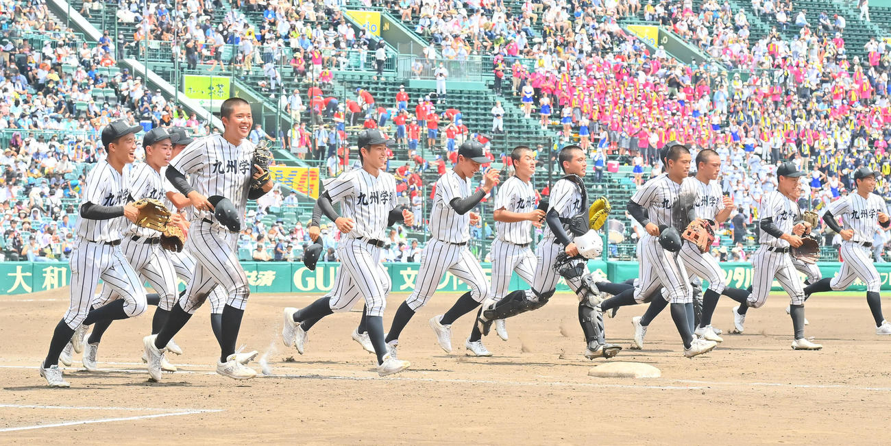 国学院栃木対九州学院　国学院栃木に勝利し、応援団にあいさつに向かう九州学院ナイン（撮影・和賀正仁）