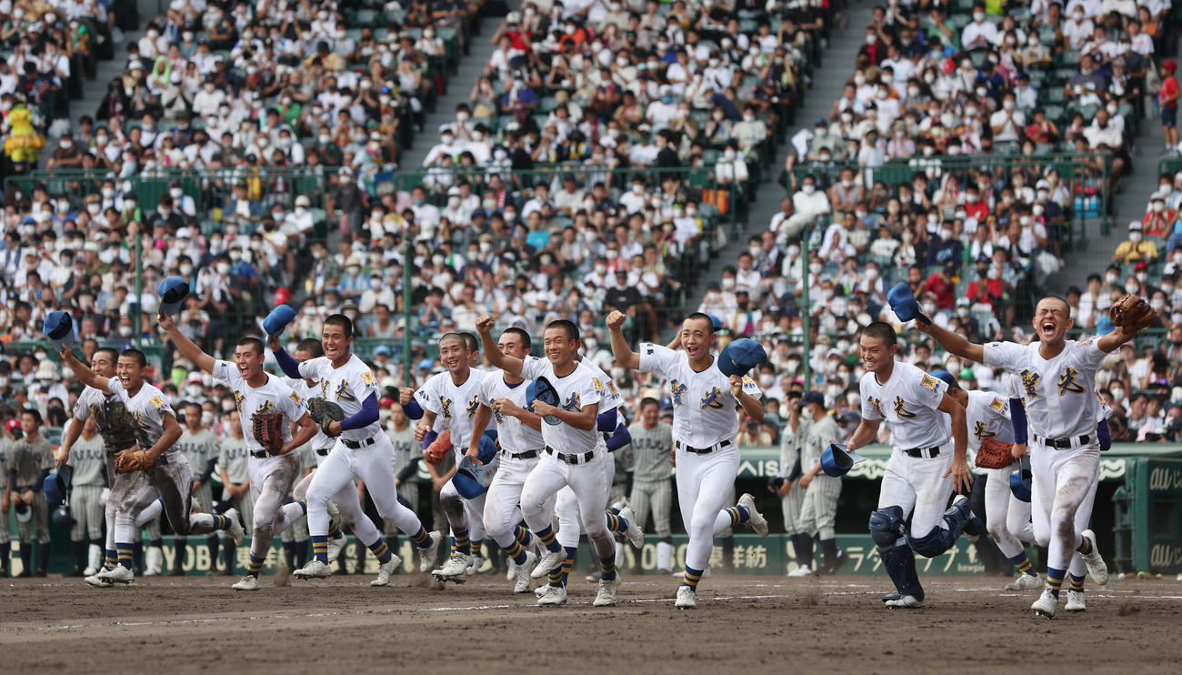 聖光学院対敦賀気比　敦賀気比に勝利し、アルプススタンドに向かって笑顔で駆けだす聖光学院ナイン（撮影・前田充）