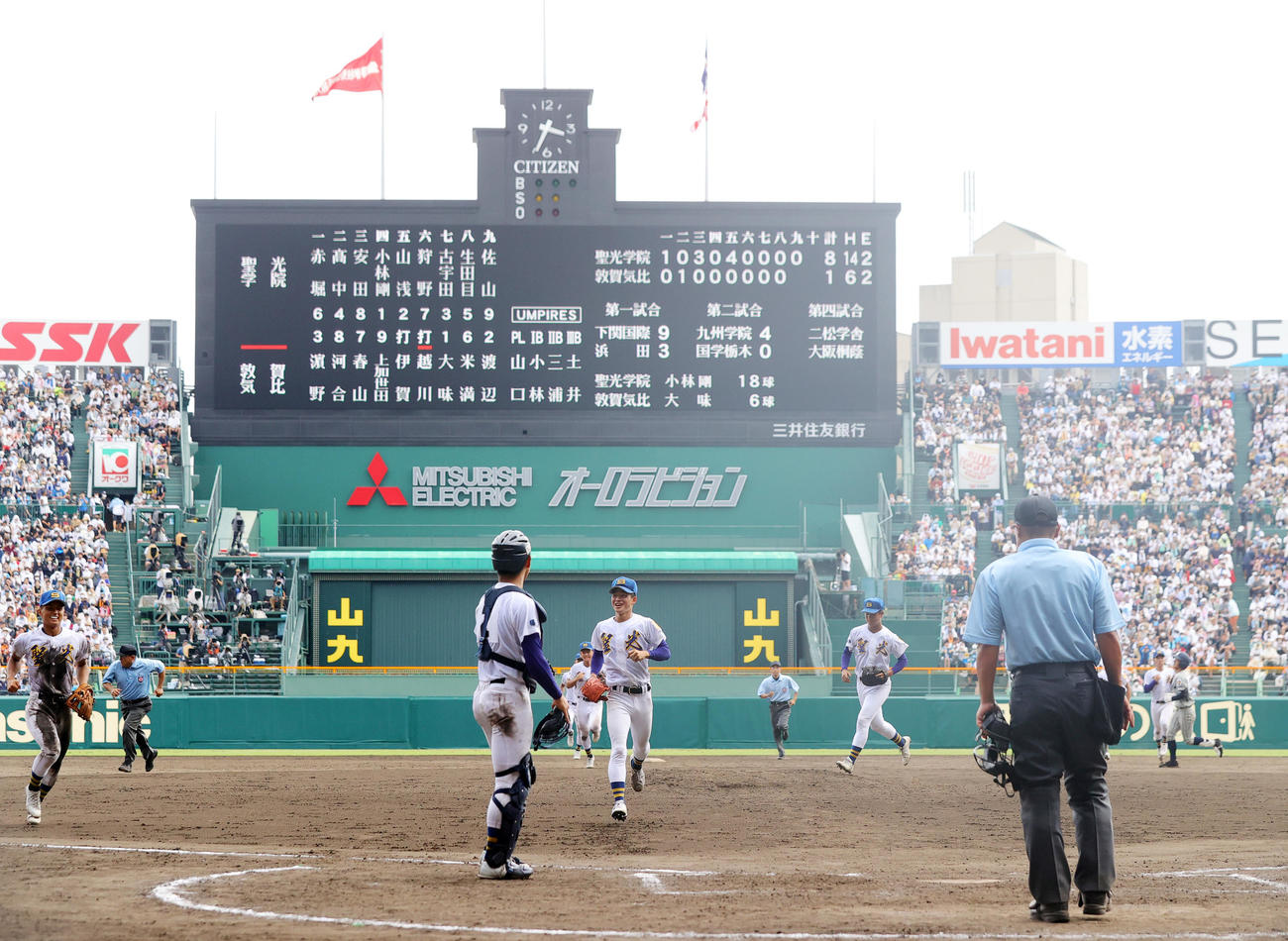 聖光学院対敦賀気比　準々決勝進出を決め喜ぶ小林剛（中央）ら聖光学院の選手たち（撮影・野上伸悟）