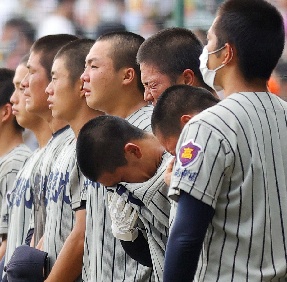聖光学院対敦賀気比　準々決勝進出を逃し、涙の上加世田（手前から4人目）ら敦賀気比の選手たち（撮影・野上伸悟）