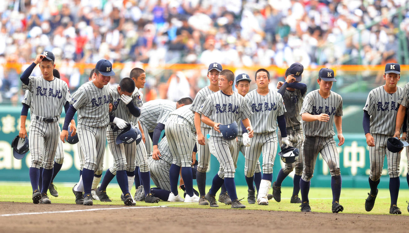 聖光学院対敦賀気比　準々決勝進出を逃し、がっくりする敦賀気比の選手たち（撮影・野上伸悟）