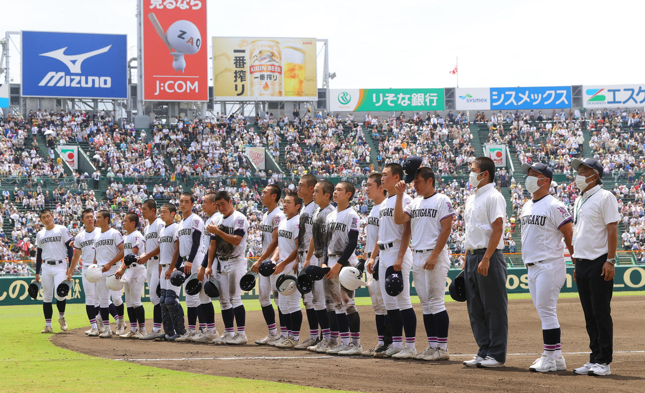 国学院栃木対九州学院　準々決勝進出を逃し、応援席にあいさつする国学院栃木の選手たち（撮影・野上伸悟）